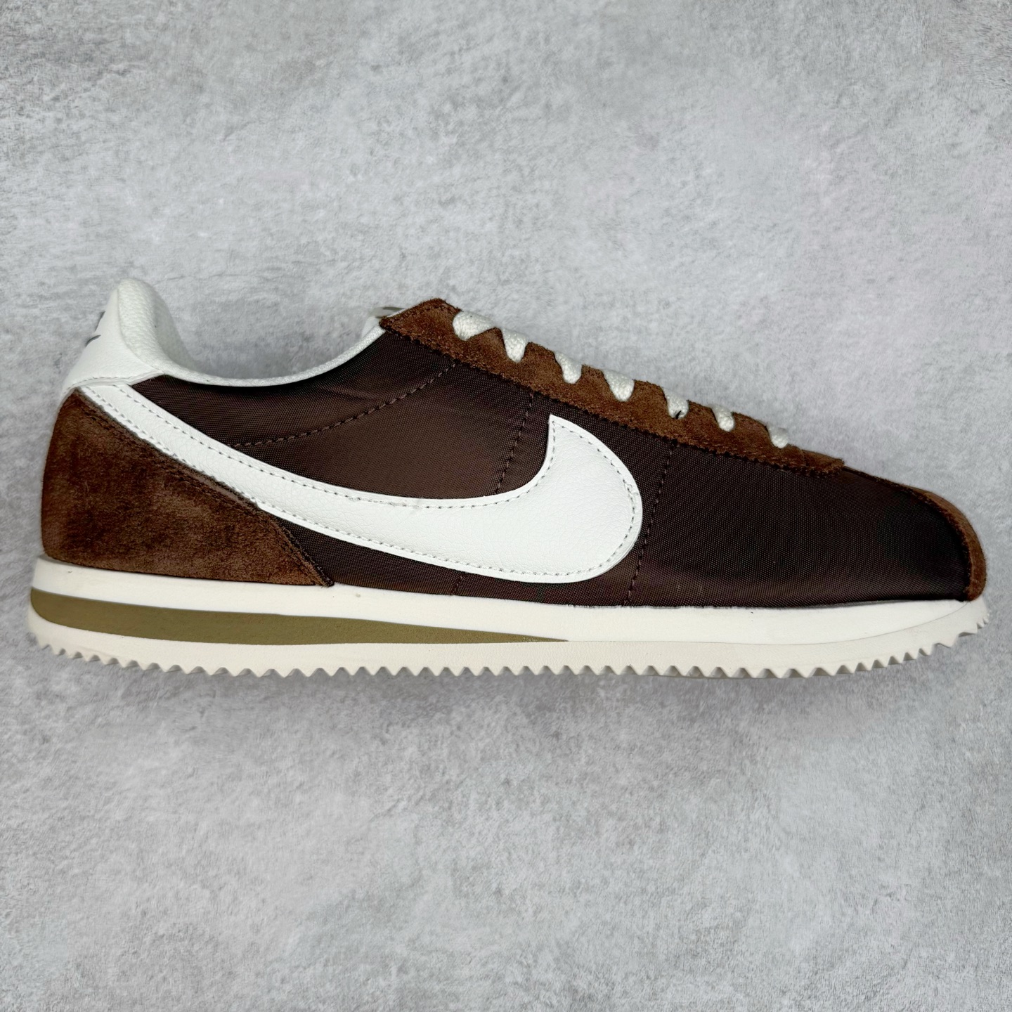 ＃S2纯原 NK Classic Cortez Leather 阿甘复古初代皮革慢跑鞋 DZ2795-200 实体平台指令订单 全套原纸板楦头开发 原厂数据大底磨具 一比一鞋头弧度高度鞋身弧度 细节品控鞋型随意对比 正确烫金高频细节 公司级标准检验QC 区分市面一切版本 完美复刻阿甘复古鞋型 尺码：35.5 36 36.5 37.5 38 38.5 39 40 40.5 41 42 42.5 43 44 45-选品中心