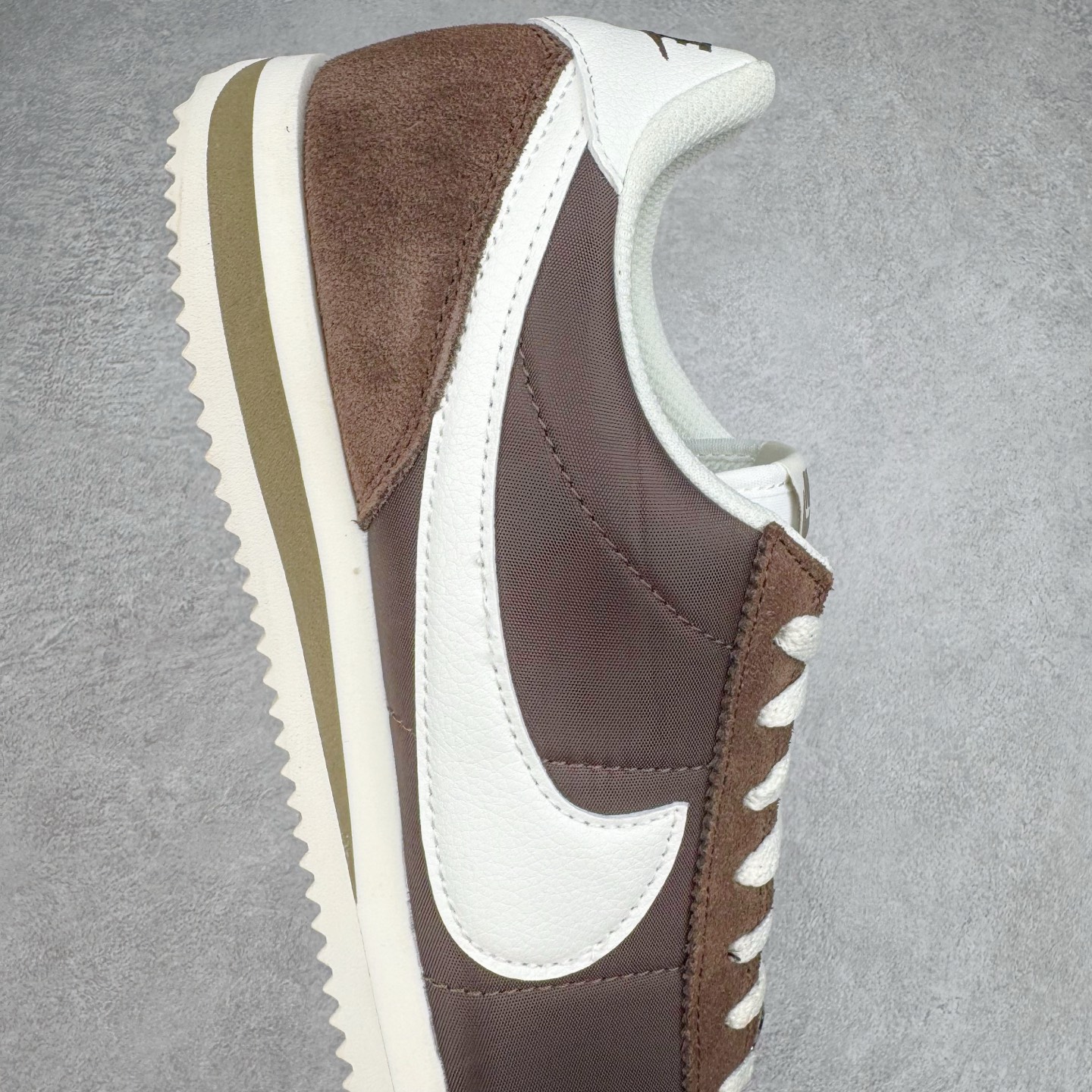 图片[6]-＃S2纯原 NK Classic Cortez Leather 阿甘复古初代皮革慢跑鞋 DZ2795-200 实体平台指令订单 全套原纸板楦头开发 原厂数据大底磨具 一比一鞋头弧度高度鞋身弧度 细节品控鞋型随意对比 正确烫金高频细节 公司级标准检验QC 区分市面一切版本 完美复刻阿甘复古鞋型 尺码：35.5 36 36.5 37.5 38 38.5 39 40 40.5 41 42 42.5 43 44 45-选品中心