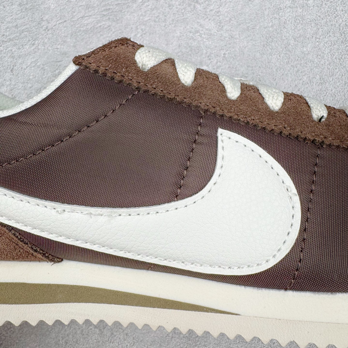 图片[20]-＃S2纯原 NK Classic Cortez Leather 阿甘复古初代皮革慢跑鞋 DZ2795-200 实体平台指令订单 全套原纸板楦头开发 原厂数据大底磨具 一比一鞋头弧度高度鞋身弧度 细节品控鞋型随意对比 正确烫金高频细节 公司级标准检验QC 区分市面一切版本 完美复刻阿甘复古鞋型 尺码：35.5 36 36.5 37.5 38 38.5 39 40 40.5 41 42 42.5 43 44 45-选品中心