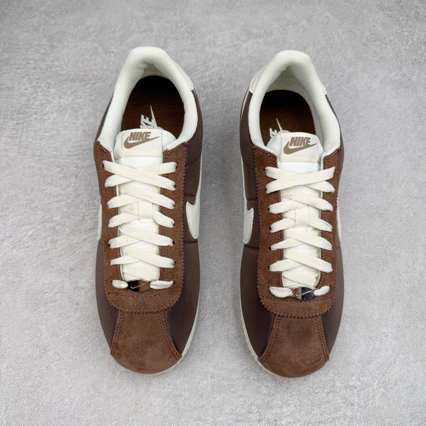 图片[2]-＃S2纯原 NK Classic Cortez Leather 阿甘复古初代皮革慢跑鞋 DZ2795-200 实体平台指令订单 全套原纸板楦头开发 原厂数据大底磨具 一比一鞋头弧度高度鞋身弧度 细节品控鞋型随意对比 正确烫金高频细节 公司级标准检验QC 区分市面一切版本 完美复刻阿甘复古鞋型 尺码：35.5 36 36.5 37.5 38 38.5 39 40 40.5 41 42 42.5 43 44 45-选品中心