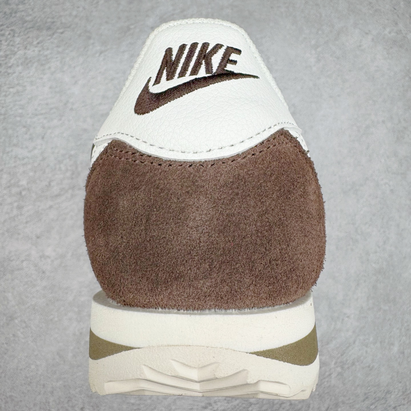 图片[8]-＃S2纯原 NK Classic Cortez Leather 阿甘复古初代皮革慢跑鞋 DZ2795-200 实体平台指令订单 全套原纸板楦头开发 原厂数据大底磨具 一比一鞋头弧度高度鞋身弧度 细节品控鞋型随意对比 正确烫金高频细节 公司级标准检验QC 区分市面一切版本 完美复刻阿甘复古鞋型 尺码：35.5 36 36.5 37.5 38 38.5 39 40 40.5 41 42 42.5 43 44 45-选品中心