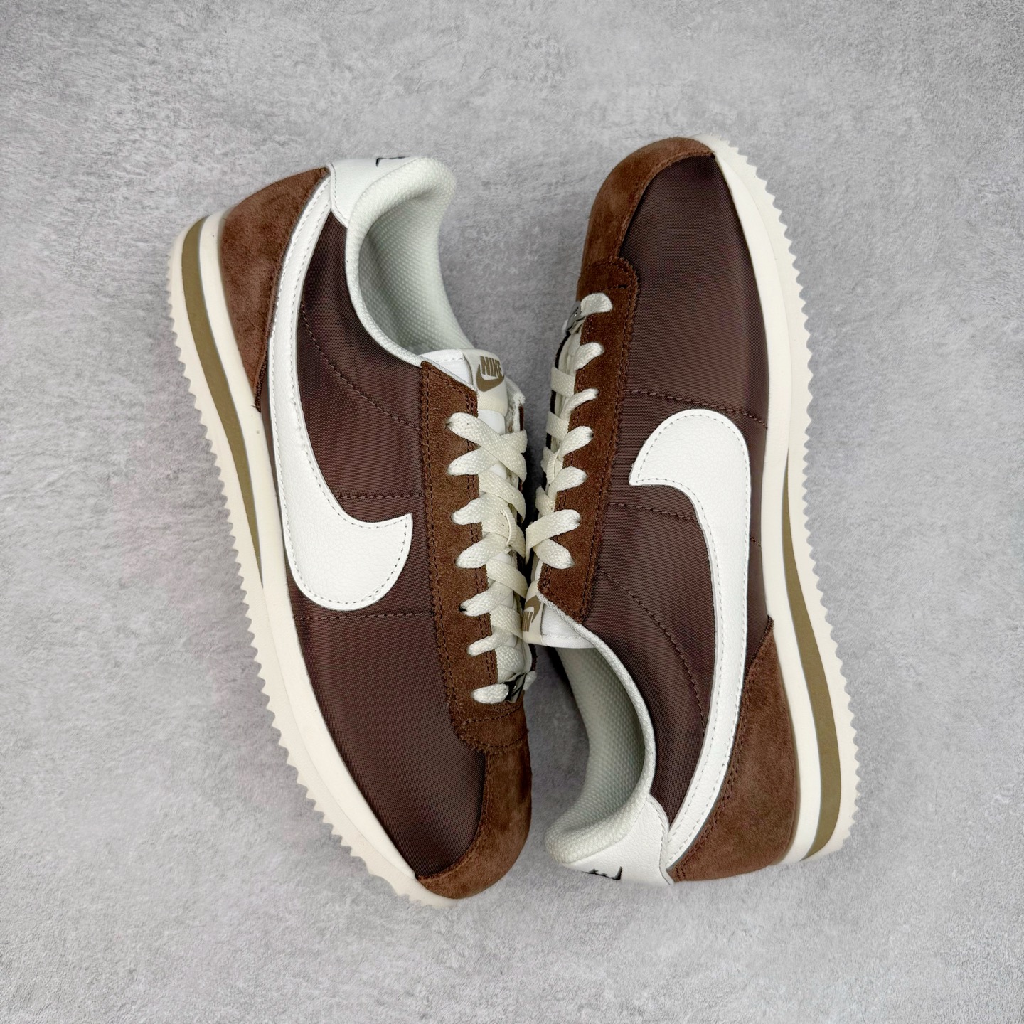 图片[3]-＃S2纯原 NK Classic Cortez Leather 阿甘复古初代皮革慢跑鞋 DZ2795-200 实体平台指令订单 全套原纸板楦头开发 原厂数据大底磨具 一比一鞋头弧度高度鞋身弧度 细节品控鞋型随意对比 正确烫金高频细节 公司级标准检验QC 区分市面一切版本 完美复刻阿甘复古鞋型 尺码：35.5 36 36.5 37.5 38 38.5 39 40 40.5 41 42 42.5 43 44 45-选品中心