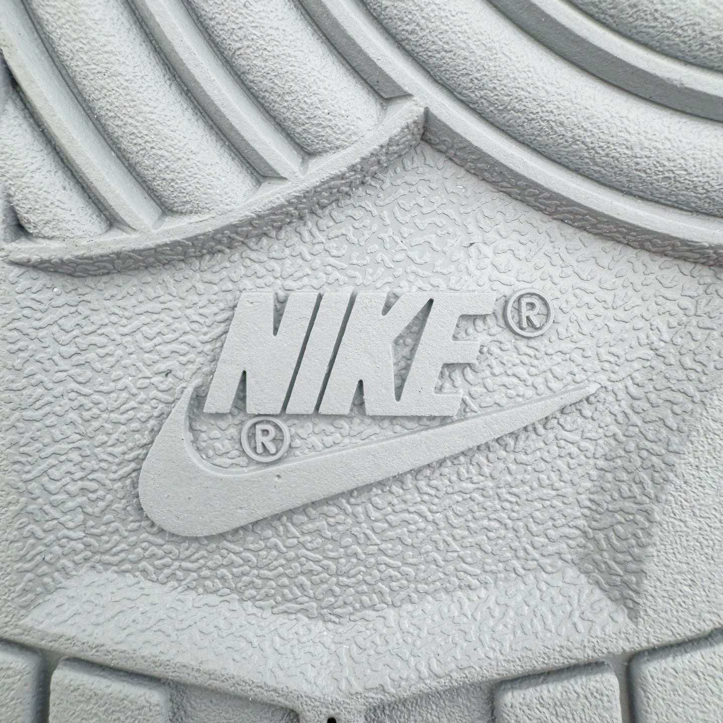 图片[20]-＃YC纯原 NK Dunk Low 碳黑灰 IB3079-101 实力大厂出品 新配色陆续开发 利润个位数只为口碑 全套原纸板楦头开发 确保原汁原味 完美呈现DUNK版型 一比一鞋头弧度高度鞋身弧度 此版本只针对中端市场 皮料材质有所更替 其他数据细节工艺流程均保持一致 绝不口嗨 细节品控鞋型随意对比 独家私模官方第六代原厂航空铝磨具打磨大底 鞋头坡度极致还原 无解鞋型 原盒原配 圈内天花板工艺 原厂玻璃冲刀 超高清洁度 全鞋零毛边皮料切割 原厂中底布点胶 中底布拉帮走线遵循公司 尺码：36 36.5 37.5 38 38.5 39 40 40.5 41 42 42.5 43 44 44.5 45 46-选品中心