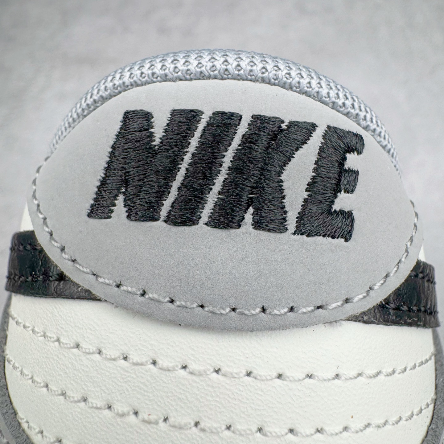 图片[16]-＃YC纯原 NK Dunk Low 碳黑灰 IB3079-101 实力大厂出品 新配色陆续开发 利润个位数只为口碑 全套原纸板楦头开发 确保原汁原味 完美呈现DUNK版型 一比一鞋头弧度高度鞋身弧度 此版本只针对中端市场 皮料材质有所更替 其他数据细节工艺流程均保持一致 绝不口嗨 细节品控鞋型随意对比 独家私模官方第六代原厂航空铝磨具打磨大底 鞋头坡度极致还原 无解鞋型 原盒原配 圈内天花板工艺 原厂玻璃冲刀 超高清洁度 全鞋零毛边皮料切割 原厂中底布点胶 中底布拉帮走线遵循公司 尺码：36 36.5 37.5 38 38.5 39 40 40.5 41 42 42.5 43 44 44.5 45 46-选品中心