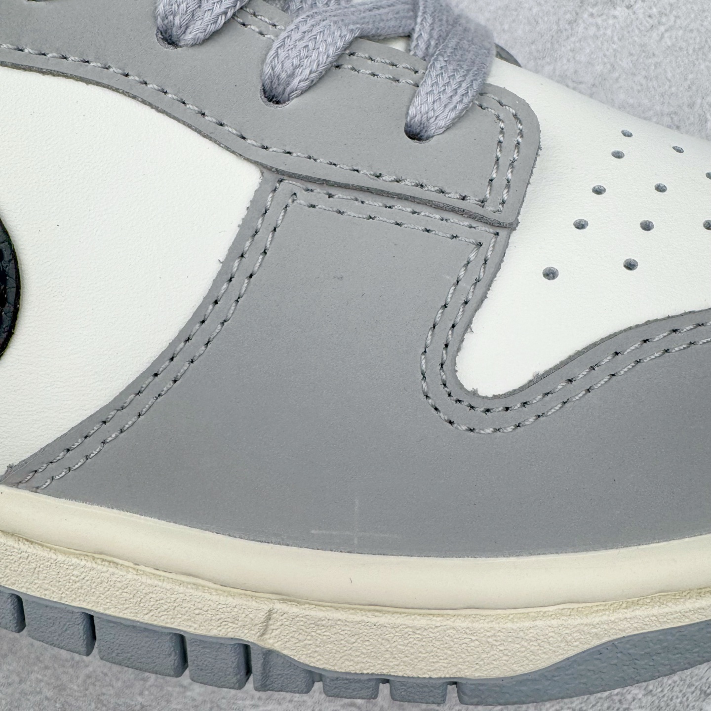 图片[18]-＃YC纯原 NK Dunk Low 碳黑灰 IB3079-101 实力大厂出品 新配色陆续开发 利润个位数只为口碑 全套原纸板楦头开发 确保原汁原味 完美呈现DUNK版型 一比一鞋头弧度高度鞋身弧度 此版本只针对中端市场 皮料材质有所更替 其他数据细节工艺流程均保持一致 绝不口嗨 细节品控鞋型随意对比 独家私模官方第六代原厂航空铝磨具打磨大底 鞋头坡度极致还原 无解鞋型 原盒原配 圈内天花板工艺 原厂玻璃冲刀 超高清洁度 全鞋零毛边皮料切割 原厂中底布点胶 中底布拉帮走线遵循公司 尺码：36 36.5 37.5 38 38.5 39 40 40.5 41 42 42.5 43 44 44.5 45 46-选品中心