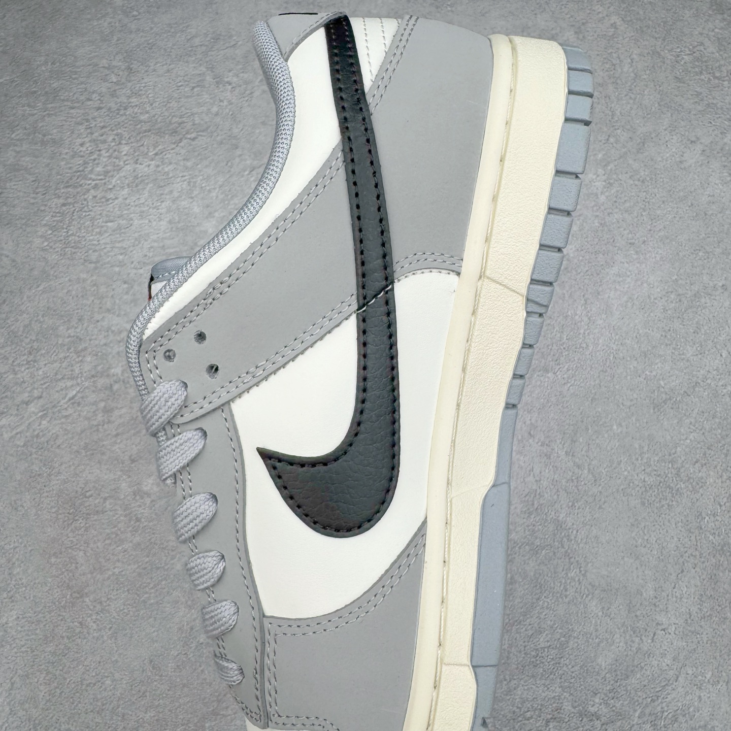 图片[7]-＃YC纯原 NK Dunk Low 碳黑灰 IB3079-101 实力大厂出品 新配色陆续开发 利润个位数只为口碑 全套原纸板楦头开发 确保原汁原味 完美呈现DUNK版型 一比一鞋头弧度高度鞋身弧度 此版本只针对中端市场 皮料材质有所更替 其他数据细节工艺流程均保持一致 绝不口嗨 细节品控鞋型随意对比 独家私模官方第六代原厂航空铝磨具打磨大底 鞋头坡度极致还原 无解鞋型 原盒原配 圈内天花板工艺 原厂玻璃冲刀 超高清洁度 全鞋零毛边皮料切割 原厂中底布点胶 中底布拉帮走线遵循公司 尺码：36 36.5 37.5 38 38.5 39 40 40.5 41 42 42.5 43 44 44.5 45 46-选品中心