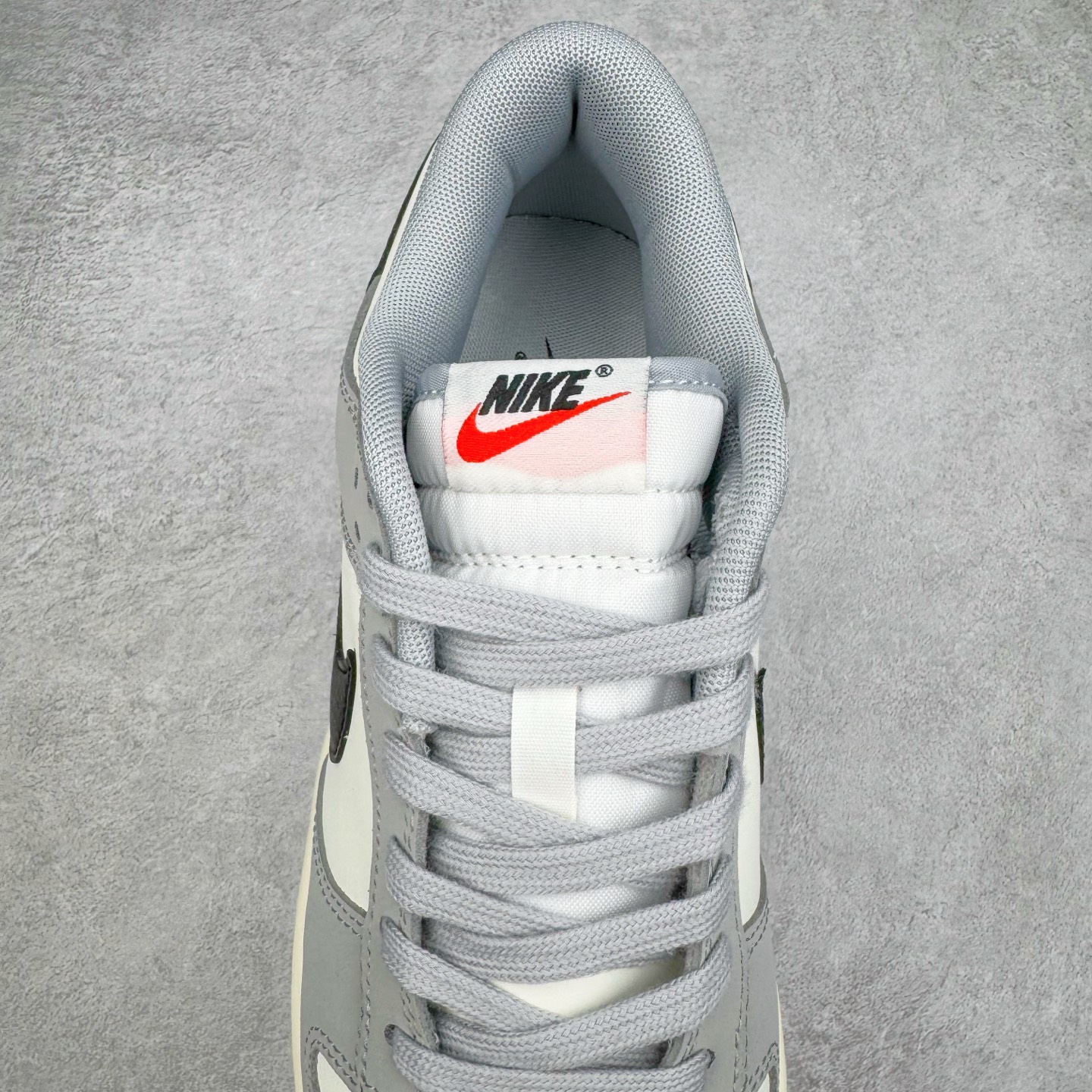 图片[5]-＃YC纯原 NK Dunk Low 碳黑灰 IB3079-101 实力大厂出品 新配色陆续开发 利润个位数只为口碑 全套原纸板楦头开发 确保原汁原味 完美呈现DUNK版型 一比一鞋头弧度高度鞋身弧度 此版本只针对中端市场 皮料材质有所更替 其他数据细节工艺流程均保持一致 绝不口嗨 细节品控鞋型随意对比 独家私模官方第六代原厂航空铝磨具打磨大底 鞋头坡度极致还原 无解鞋型 原盒原配 圈内天花板工艺 原厂玻璃冲刀 超高清洁度 全鞋零毛边皮料切割 原厂中底布点胶 中底布拉帮走线遵循公司 尺码：36 36.5 37.5 38 38.5 39 40 40.5 41 42 42.5 43 44 44.5 45 46-选品中心