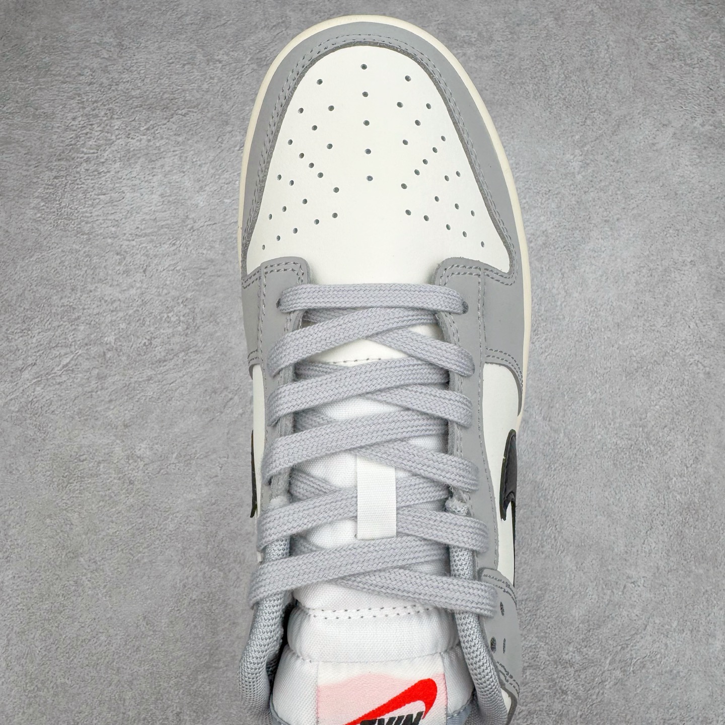 图片[4]-＃YC纯原 NK Dunk Low 碳黑灰 IB3079-101 实力大厂出品 新配色陆续开发 利润个位数只为口碑 全套原纸板楦头开发 确保原汁原味 完美呈现DUNK版型 一比一鞋头弧度高度鞋身弧度 此版本只针对中端市场 皮料材质有所更替 其他数据细节工艺流程均保持一致 绝不口嗨 细节品控鞋型随意对比 独家私模官方第六代原厂航空铝磨具打磨大底 鞋头坡度极致还原 无解鞋型 原盒原配 圈内天花板工艺 原厂玻璃冲刀 超高清洁度 全鞋零毛边皮料切割 原厂中底布点胶 中底布拉帮走线遵循公司 尺码：36 36.5 37.5 38 38.5 39 40 40.5 41 42 42.5 43 44 44.5 45 46-选品中心
