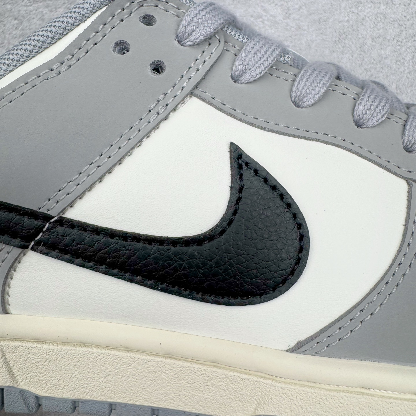 图片[19]-＃YC纯原 NK Dunk Low 碳黑灰 IB3079-101 实力大厂出品 新配色陆续开发 利润个位数只为口碑 全套原纸板楦头开发 确保原汁原味 完美呈现DUNK版型 一比一鞋头弧度高度鞋身弧度 此版本只针对中端市场 皮料材质有所更替 其他数据细节工艺流程均保持一致 绝不口嗨 细节品控鞋型随意对比 独家私模官方第六代原厂航空铝磨具打磨大底 鞋头坡度极致还原 无解鞋型 原盒原配 圈内天花板工艺 原厂玻璃冲刀 超高清洁度 全鞋零毛边皮料切割 原厂中底布点胶 中底布拉帮走线遵循公司 尺码：36 36.5 37.5 38 38.5 39 40 40.5 41 42 42.5 43 44 44.5 45 46-选品中心