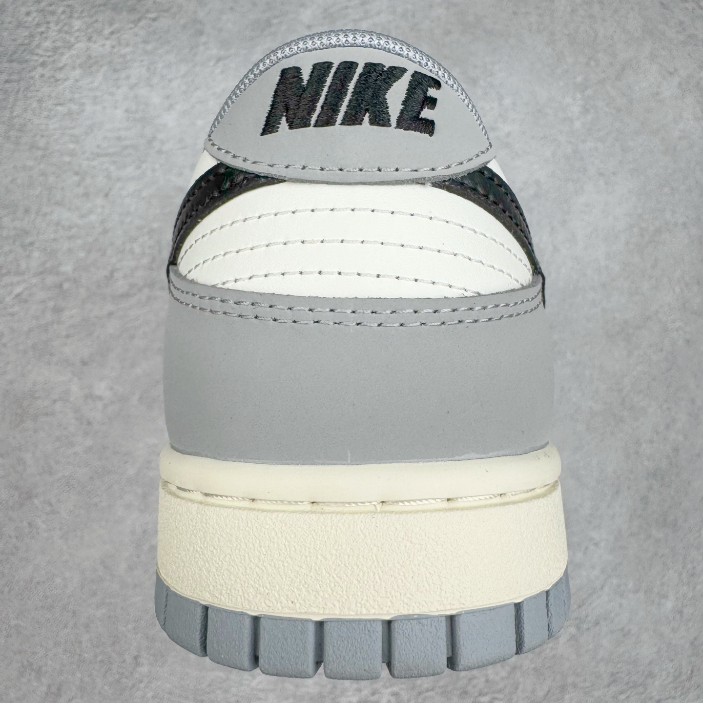 图片[8]-＃YC纯原 NK Dunk Low 碳黑灰 IB3079-101 实力大厂出品 新配色陆续开发 利润个位数只为口碑 全套原纸板楦头开发 确保原汁原味 完美呈现DUNK版型 一比一鞋头弧度高度鞋身弧度 此版本只针对中端市场 皮料材质有所更替 其他数据细节工艺流程均保持一致 绝不口嗨 细节品控鞋型随意对比 独家私模官方第六代原厂航空铝磨具打磨大底 鞋头坡度极致还原 无解鞋型 原盒原配 圈内天花板工艺 原厂玻璃冲刀 超高清洁度 全鞋零毛边皮料切割 原厂中底布点胶 中底布拉帮走线遵循公司 尺码：36 36.5 37.5 38 38.5 39 40 40.5 41 42 42.5 43 44 44.5 45 46-选品中心