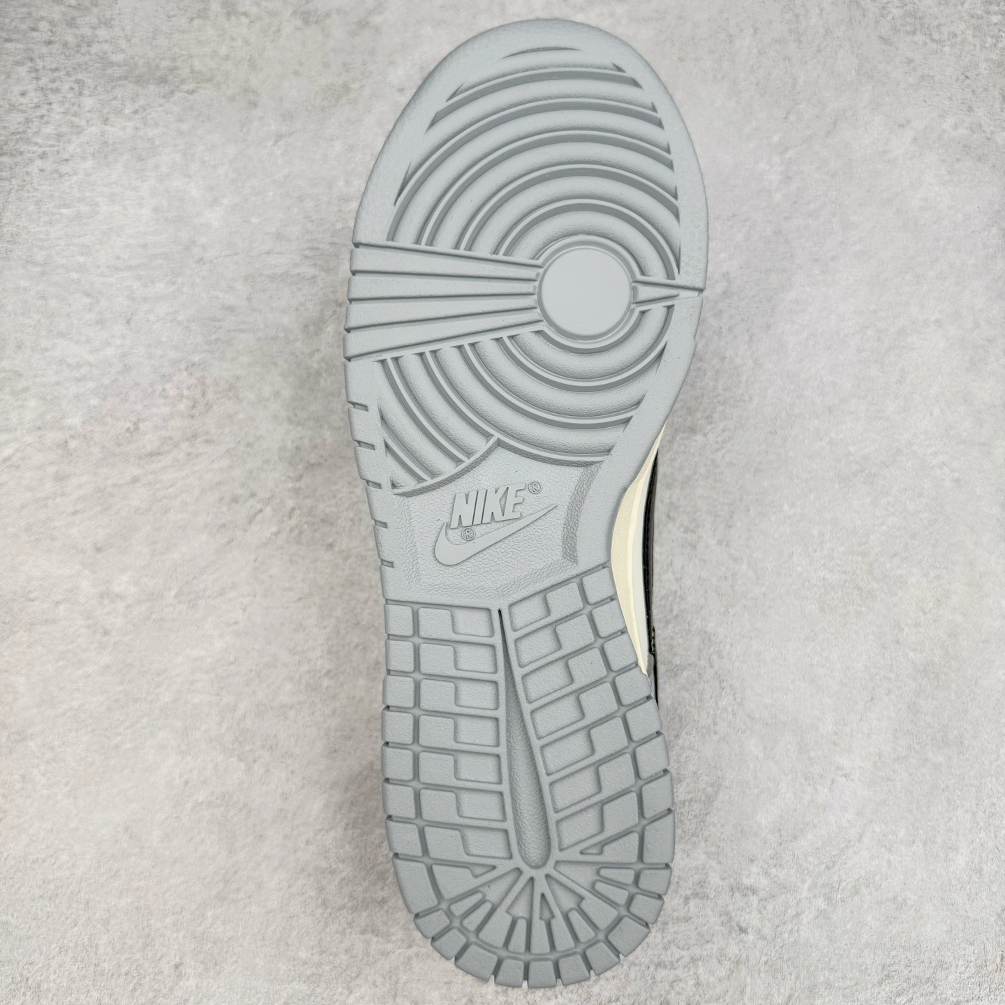 图片[9]-＃YC纯原 NK Dunk Low 碳黑灰 IB3079-101 实力大厂出品 新配色陆续开发 利润个位数只为口碑 全套原纸板楦头开发 确保原汁原味 完美呈现DUNK版型 一比一鞋头弧度高度鞋身弧度 此版本只针对中端市场 皮料材质有所更替 其他数据细节工艺流程均保持一致 绝不口嗨 细节品控鞋型随意对比 独家私模官方第六代原厂航空铝磨具打磨大底 鞋头坡度极致还原 无解鞋型 原盒原配 圈内天花板工艺 原厂玻璃冲刀 超高清洁度 全鞋零毛边皮料切割 原厂中底布点胶 中底布拉帮走线遵循公司 尺码：36 36.5 37.5 38 38.5 39 40 40.5 41 42 42.5 43 44 44.5 45 46-选品中心