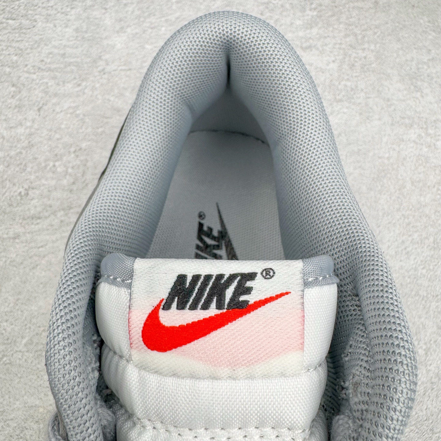 图片[14]-＃YC纯原 NK Dunk Low 碳黑灰 IB3079-101 实力大厂出品 新配色陆续开发 利润个位数只为口碑 全套原纸板楦头开发 确保原汁原味 完美呈现DUNK版型 一比一鞋头弧度高度鞋身弧度 此版本只针对中端市场 皮料材质有所更替 其他数据细节工艺流程均保持一致 绝不口嗨 细节品控鞋型随意对比 独家私模官方第六代原厂航空铝磨具打磨大底 鞋头坡度极致还原 无解鞋型 原盒原配 圈内天花板工艺 原厂玻璃冲刀 超高清洁度 全鞋零毛边皮料切割 原厂中底布点胶 中底布拉帮走线遵循公司 尺码：36 36.5 37.5 38 38.5 39 40 40.5 41 42 42.5 43 44 44.5 45 46-选品中心