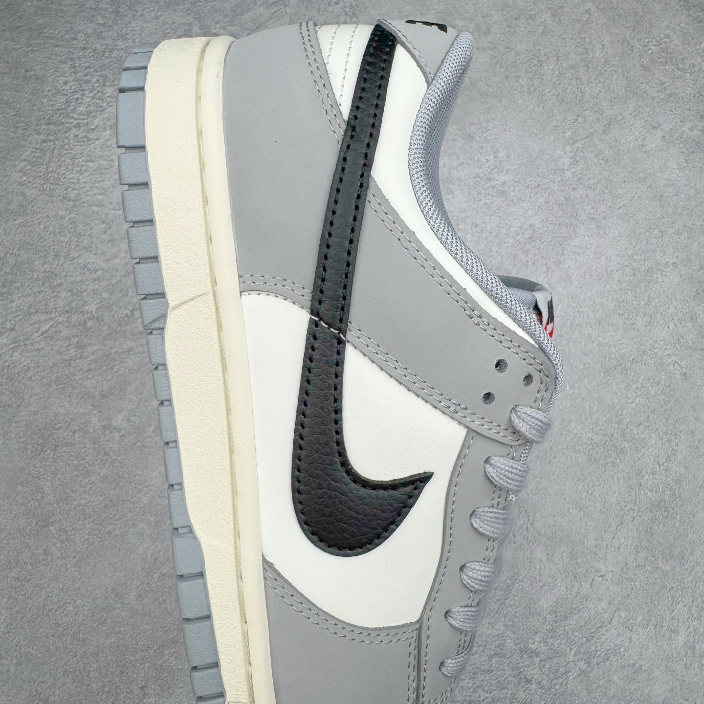 图片[6]-＃YC纯原 NK Dunk Low 碳黑灰 IB3079-101 实力大厂出品 新配色陆续开发 利润个位数只为口碑 全套原纸板楦头开发 确保原汁原味 完美呈现DUNK版型 一比一鞋头弧度高度鞋身弧度 此版本只针对中端市场 皮料材质有所更替 其他数据细节工艺流程均保持一致 绝不口嗨 细节品控鞋型随意对比 独家私模官方第六代原厂航空铝磨具打磨大底 鞋头坡度极致还原 无解鞋型 原盒原配 圈内天花板工艺 原厂玻璃冲刀 超高清洁度 全鞋零毛边皮料切割 原厂中底布点胶 中底布拉帮走线遵循公司 尺码：36 36.5 37.5 38 38.5 39 40 40.5 41 42 42.5 43 44 44.5 45 46-选品中心