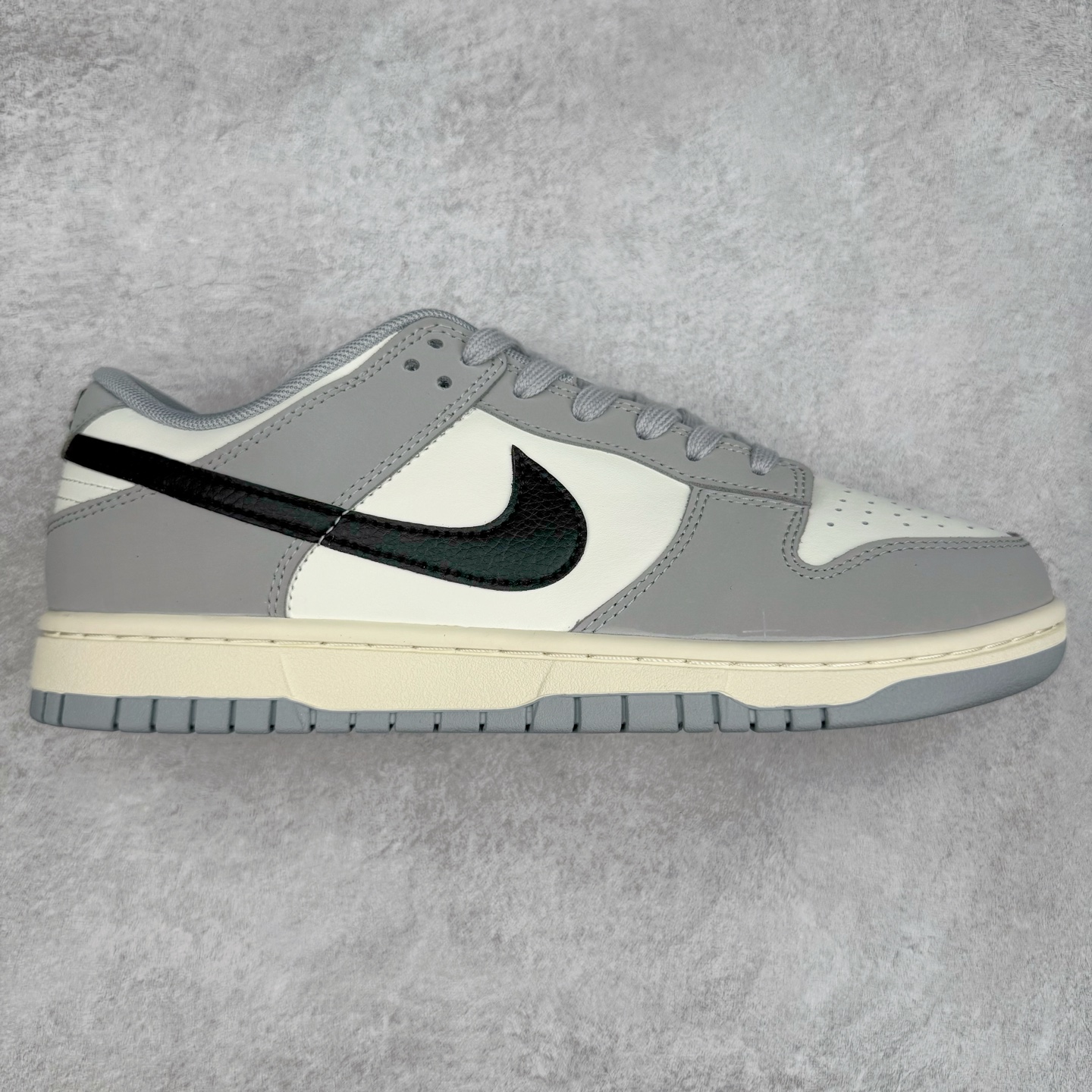 ＃YC纯原 NK Dunk Low 碳黑灰 IB3079-101 实力大厂出品 新配色陆续开发 利润个位数只为口碑 全套原纸板楦头开发 确保原汁原味 完美呈现DUNK版型 一比一鞋头弧度高度鞋身弧度 此版本只针对中端市场 皮料材质有所更替 其他数据细节工艺流程均保持一致 绝不口嗨 细节品控鞋型随意对比 独家私模官方第六代原厂航空铝磨具打磨大底 鞋头坡度极致还原 无解鞋型 原盒原配 圈内天花板工艺 原厂玻璃冲刀 超高清洁度 全鞋零毛边皮料切割 原厂中底布点胶 中底布拉帮走线遵循公司 尺码：36 36.5 37.5 38 38.5 39 40 40.5 41 42 42.5 43 44 44.5 45 46-选品中心