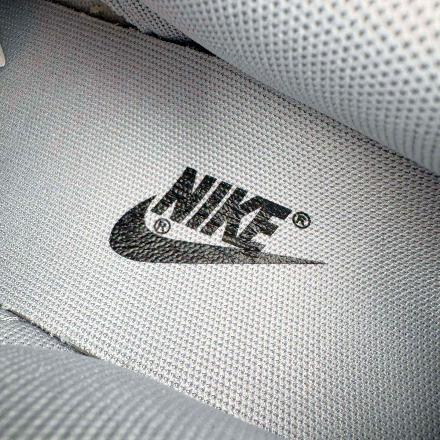 图片[13]-＃YC纯原 NK Dunk Low 碳黑灰 IB3079-101 实力大厂出品 新配色陆续开发 利润个位数只为口碑 全套原纸板楦头开发 确保原汁原味 完美呈现DUNK版型 一比一鞋头弧度高度鞋身弧度 此版本只针对中端市场 皮料材质有所更替 其他数据细节工艺流程均保持一致 绝不口嗨 细节品控鞋型随意对比 独家私模官方第六代原厂航空铝磨具打磨大底 鞋头坡度极致还原 无解鞋型 原盒原配 圈内天花板工艺 原厂玻璃冲刀 超高清洁度 全鞋零毛边皮料切割 原厂中底布点胶 中底布拉帮走线遵循公司 尺码：36 36.5 37.5 38 38.5 39 40 40.5 41 42 42.5 43 44 44.5 45 46-选品中心