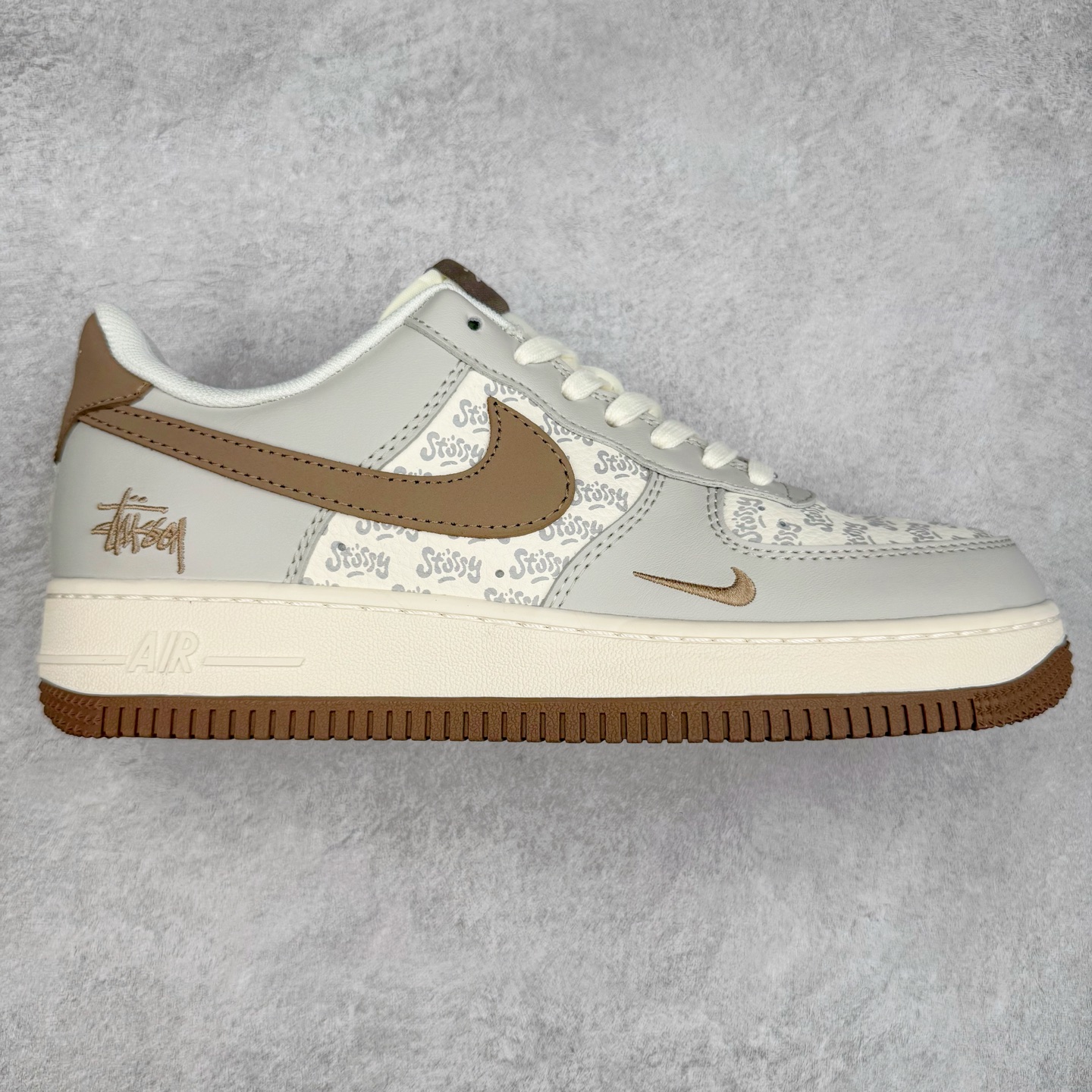 NK Air Force 1´07 Low 空军一号低帮百搭休闲运动板鞋 ZH2598-320 柔软、弹性十足的缓震性能和出色的中底设计 横跨复古与现代的外型结合 造就出风靡全球 三十多年的Force 1 直到今天还深受青睐 实拍调校N版已经零色差零失真 百分百还原实物色彩所见即所得 不存在货不对板色差等低级问题 选购参考实物拍摄 不混卖不参货 只用心做好货严格选品 承诺混一赔十 尺码：36 36.5 37.5 38 38.5 39 40 40.5 41 42 42.5 43 44 44.5 45-选品中心