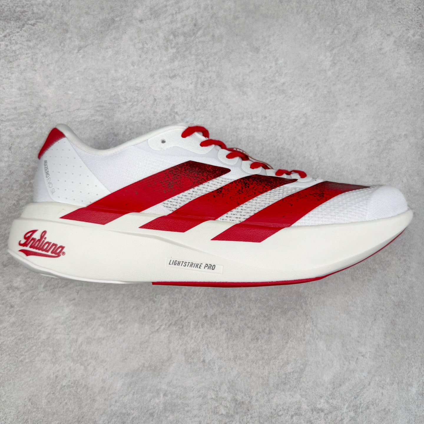 AD Adizero EVO SL 马拉松竞速专业跑鞋 JQ74576 CELERMESH针织网面非常轻薄 纤维间的缝隙很大 可以保证跑步时的透气、排汗效果 鞋舌直接与两侧的内衬和鞋底连接在一起 在跑步过程中不会被鞋舌的左右移动所困扰 在标准鞋带孔的基础上再拓宽一组鞋带孔 适合不同脚型的需求 突破性 EnergyRods 技术，有助于跑者实现更好的成绩 中底独特的LIGHTSTRIKE PRO泡棉材质 微弹感觉在跑步过程中给予了良好的支撑体验 对于顶级精英和高水平进阶跑者来说 ADIOS PRO是一双值得信赖的竞速比赛用鞋 尺码：36 36.5 37.5 38 38.5 39 40 40.5 41 42 42.5 43 44 44.5 45-选品中心