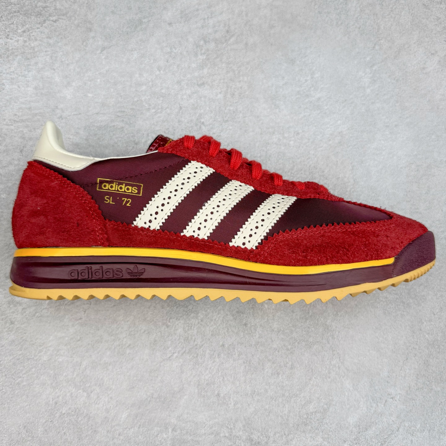 ＃HP纯原 AD Wmns SL72 OG 系列德训足球风百搭低帮休闲运动板鞋 JQ0989 采用高弹EVA+MODEL+RB三层组合底 区别市面RB一体大底 三层组合鞋底重量与原鞋一致 Originals 将有「T 头鞋」造型的诞生于 1972 年的 SL72 鞋款复刻带回 各位买鞋又有新选择了 1972 年 SL72 问世后 引领了后来阿迪达斯的跑鞋发展方向 其中「SL」代表了 Super Light 彰显了产品轻便的特性 1972 年 SL72 问世后 引领了后来阿迪达斯的跑鞋发展方向 其中「SL」代表了 Super Light 彰显了产品轻便的特性 这次 Originals 延续其轻质经典的基因 带来男女两款 SL72 男生款带来 SL72 RS 鞋型 RS 意为 Reshaped（重塑）鞋款在保留了经典的外观基础上 在尼龙材质里增加了填充物 使鞋型更加挺立和饱满 鞋头则更加圆润 鞋底的 EVA 材质则增加了鞋款的高度 女生款则带来 SL72 OG W 鞋型 OG 顾名思义则是致敬经典款式 相较于 RS（Reshaped）鞋款 鞋身更加纤细 其整体鞋身轮廓、线条、细节、材质上尊崇 70 年代 SL72 的设计 还原经典味道 尺码：36 36⅔ 37⅓ 38 38⅔ 39⅓ 40 40⅔ 41⅓ 42 42⅔ 43⅓ 44 44⅔ 45-选品中心