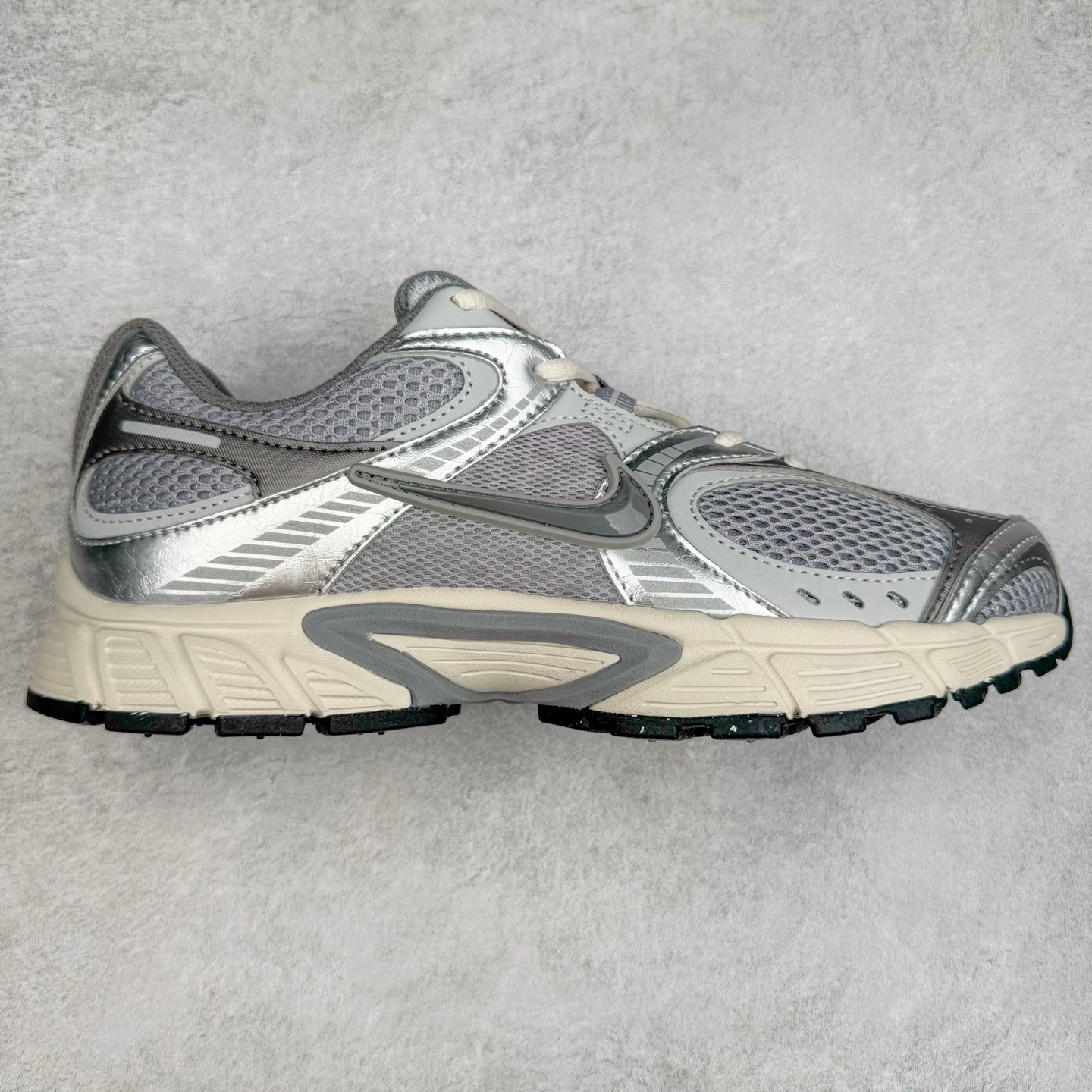 NK V5 RNR 舒适百搭防滑耐磨低帮跑步鞋 HJ5228-003 舒适有型适合日常穿着 该鞋款延续千禧年经典设计搭载泡绵中底 厚实而轻盈匠心细节巧搭立体耐克勾标志焕新演绎复古跑鞋 鞋款从千禧年美学汲取灵感 混搭多种材质突显层次感立体感和传统跑步风范 尺码:36 36.5 37.5 38 38.5 39 40 40.5 41 42 42.5 43 44 44.5 45-选品中心