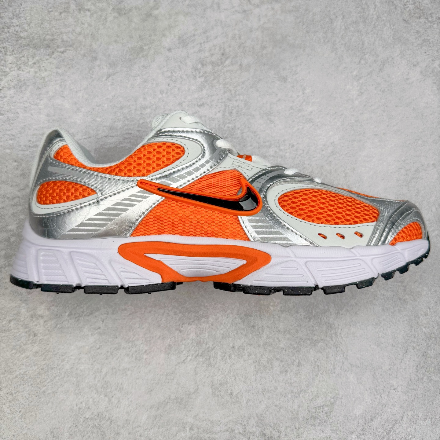 NK V5 RNR 舒适百搭防滑耐磨低帮跑步鞋 HJ5228-800 舒适有型适合日常穿着 该鞋款延续千禧年经典设计搭载泡绵中底 厚实而轻盈匠心细节巧搭立体耐克勾标志焕新演绎复古跑鞋 鞋款从千禧年美学汲取灵感 混搭多种材质突显层次感立体感和传统跑步风范 尺码：36 36.5 37.5 38 38.5 39 40 40.5 41 42 42.5 43 44 44.5 45-选品中心