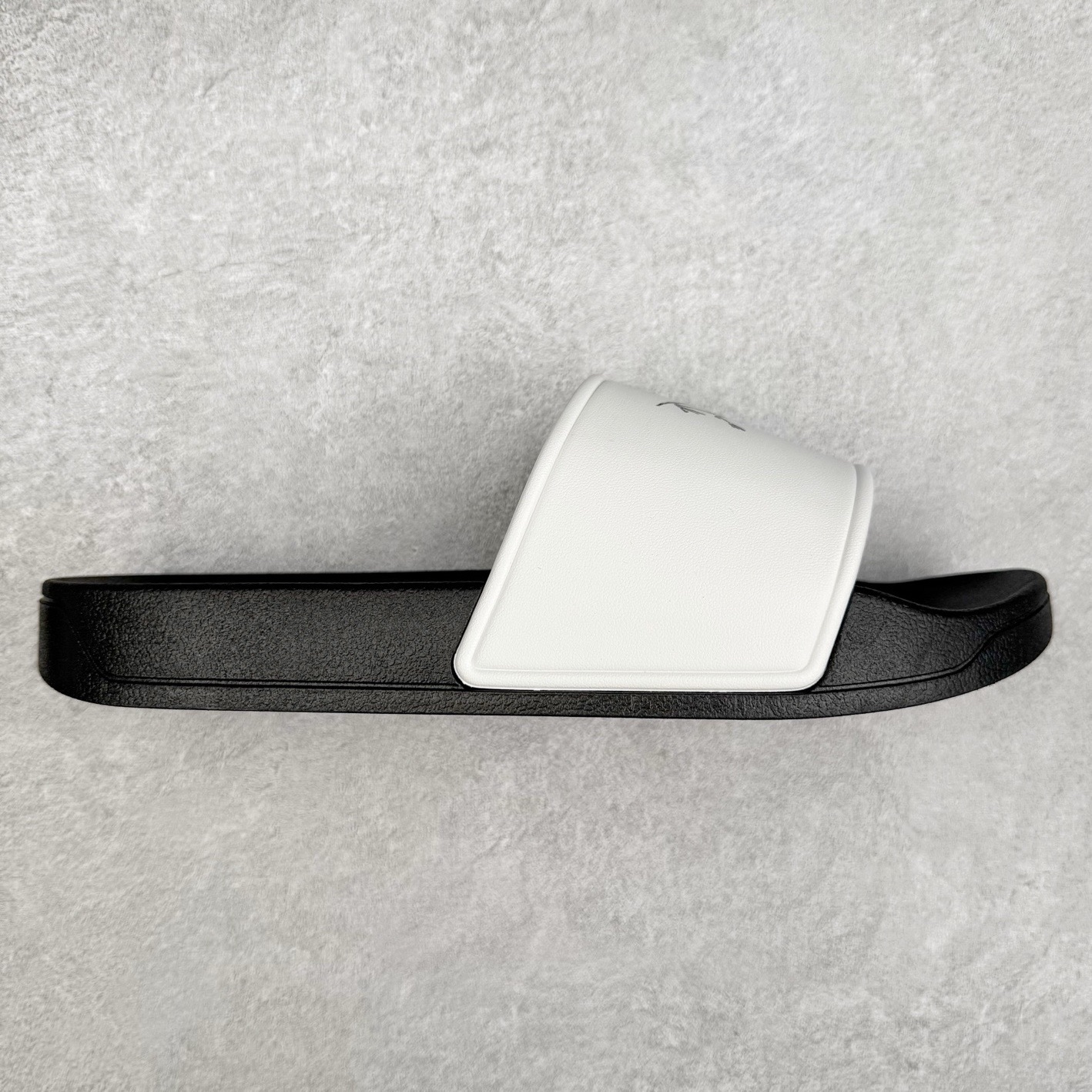 ＃HP Arcteryx SYLAN 始祖鸟舒适防滑防磨一字拖鞋 男女同款 Arcteryx中文名始祖鸟 加拿大户外服饰品牌 1989年创立于加拿大温哥华 始祖鸟来自加拿大海岸山脉 植根高山的专业户外品牌 始终秉承对精湛设计和工艺孜孜以求的准则 从1989年创立至今 Arcteryx始终不断在产品设计与做工上不惜工本 以满足始祖鸟的标准 品质、设计以及精简的理念造就了其良好的性能 并能满足严苛环境下的使用需求 尺码：39 40 41 42 43 44 45-选品中心