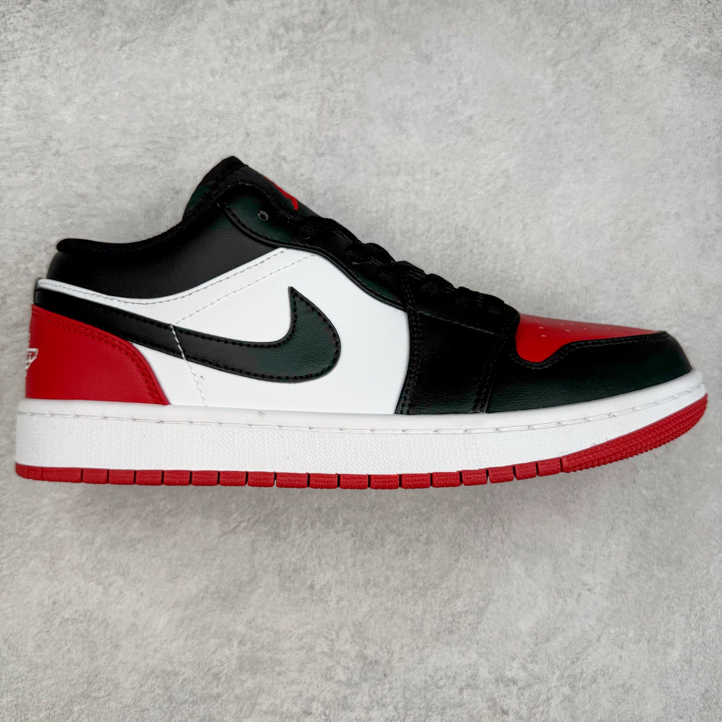 ＃C版福利特价 Air Jordan AJ1 Low 低帮系列 百分百全新货品 零氧化发霉 给足利润空间操作 超乎所想的高性价比 原装楦头纸板开发 完美鞋型 超高清洁度 鞋型不臃肿别扭 原厂内置全掌气垫 A模大底 鞋舌AJ原厂专用牛津布 AJ专用反口珍珠布 原厂无杂质高弹内里海棉 特殊封边弹力鞋带 原鞋开模 拒绝公底 购置公司同步原材料 都有细节原汁原味 忠于原版 尺码：36 36.5 37.5 38 38.5 39 40 40.5 41 42 42.5 43 44 44.5 45 46-选品中心