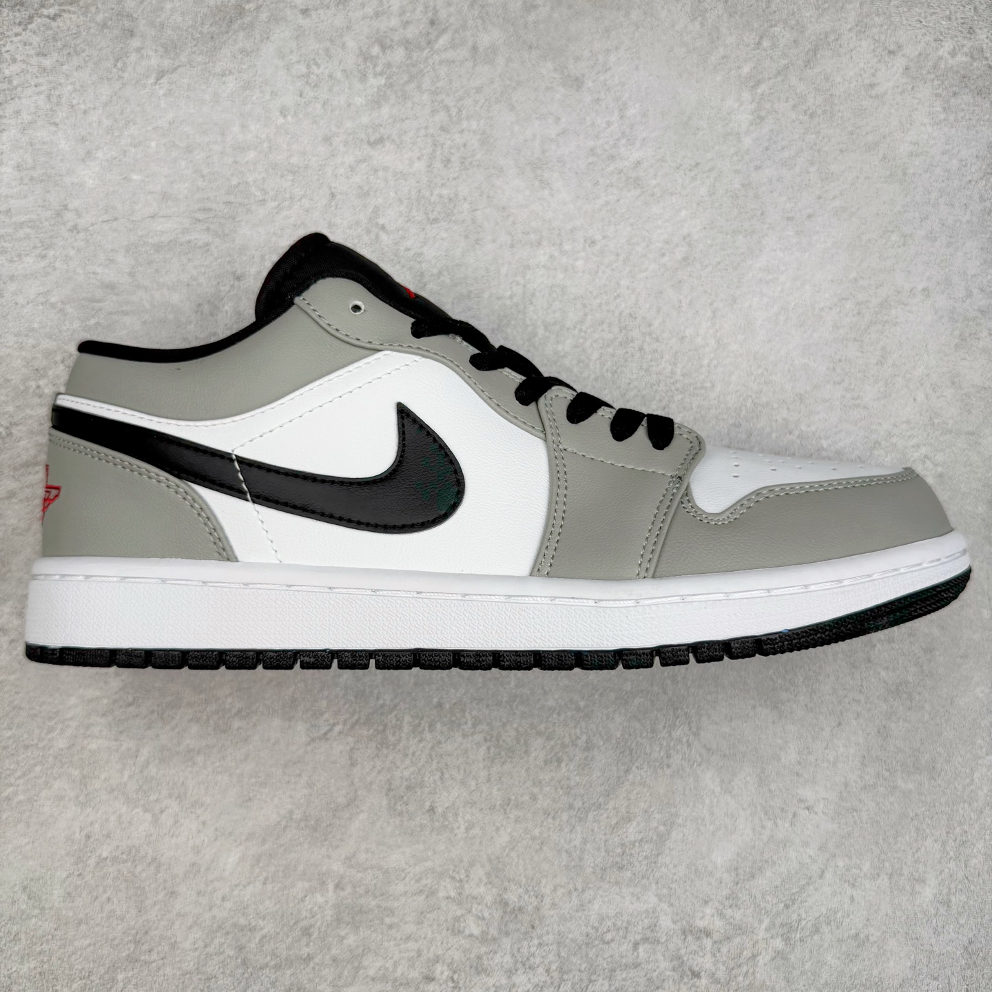 ＃C版福利特价 Air Jordan AJ1 Low 低帮系列 百分百全新货品 零氧化发霉 给足利润空间操作 超乎所想的高性价比 原装楦头纸板开发 完美鞋型 超高清洁度 鞋型不臃肿别扭 原厂内置全掌气垫 A模大底 鞋舌AJ原厂专用牛津布 AJ专用反口珍珠布 原厂无杂质高弹内里海棉 特殊封边弹力鞋带 原鞋开模 拒绝公底 购置公司同步原材料 都有细节原汁原味 忠于原版 尺码：36 36.5 37.5 38 38.5 39 40 40.5 41 42 42.5 43 44 44.5 45 46-选品中心