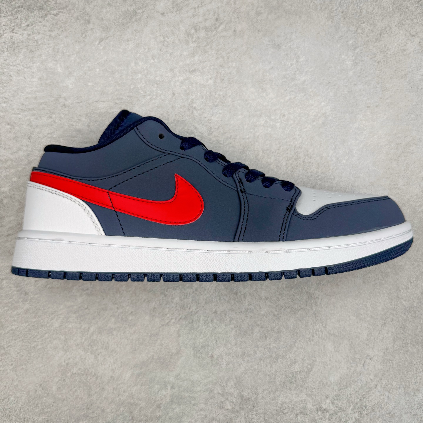 ＃C版福利特价 Air Jordan AJ1 Low 低帮系列 百分百全新货品 零氧化发霉 给足利润空间操作 超乎所想的高性价比 原装楦头纸板开发 完美鞋型 超高清洁度 鞋型不臃肿别扭 原厂内置全掌气垫 A模大底 鞋舌AJ原厂专用牛津布 AJ专用反口珍珠布 原厂无杂质高弹内里海棉 特殊封边弹力鞋带 原鞋开模 拒绝公底 购置公司同步原材料 都有细节原汁原味 忠于原版 尺码：36 36.5 37.5 38 38.5 39 40 40.5 41 42 42.5 43 44 44.5 45 46-选品中心