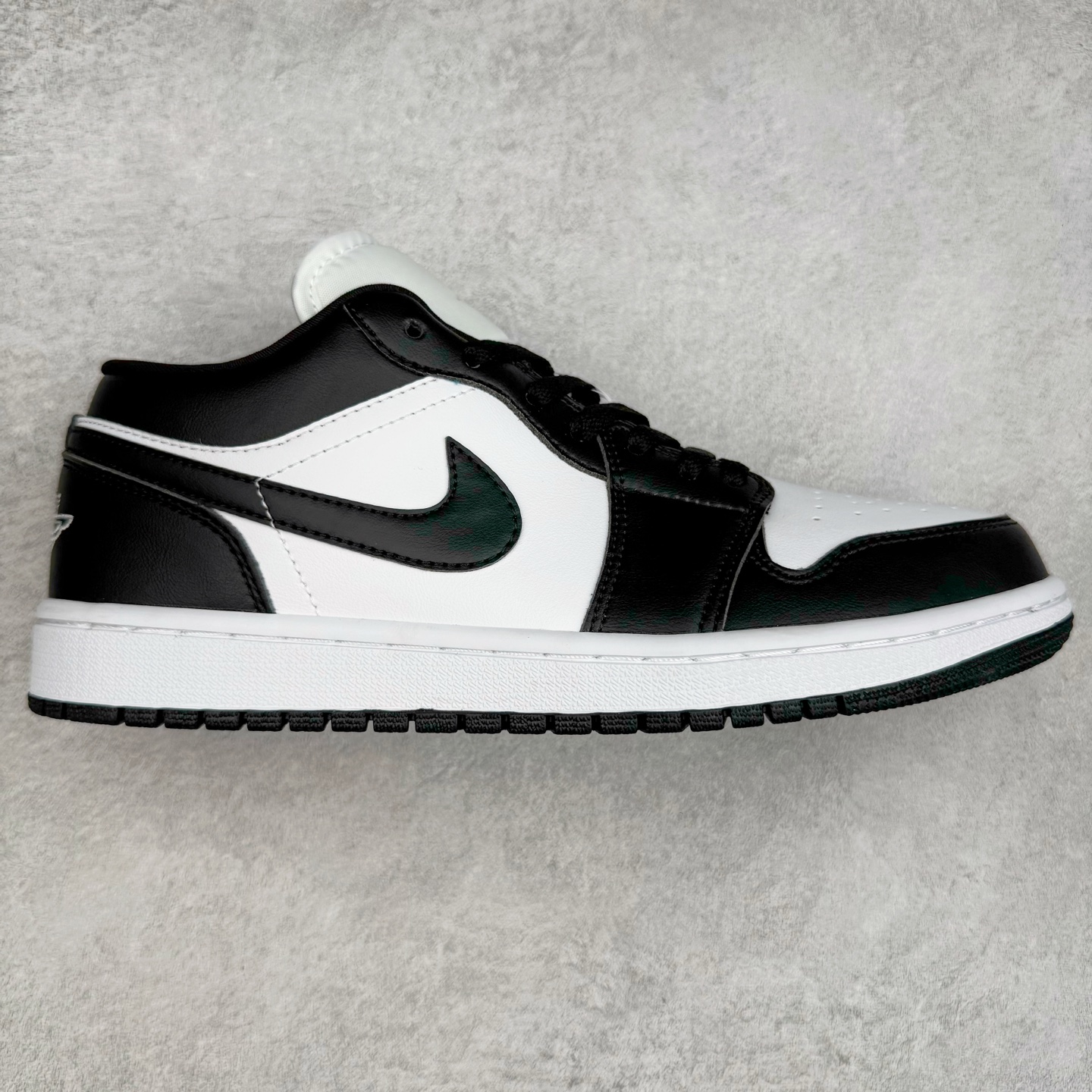 ＃C版福利特价 Air Jordan AJ1 Low 低帮系列 百分百全新货品 零氧化发霉 给足利润空间操作 超乎所想的高性价比 原装楦头纸板开发 完美鞋型 超高清洁度 鞋型不臃肿别扭 原厂内置全掌气垫 A模大底 鞋舌AJ原厂专用牛津布 AJ专用反口珍珠布 原厂无杂质高弹内里海棉 特殊封边弹力鞋带 原鞋开模 拒绝公底 购置公司同步原材料 都有细节原汁原味 忠于原版 尺码：36 36.5 37.5 38 38.5 39 40 40.5 41 42 42.5 43 44 44.5 45 46-选品中心