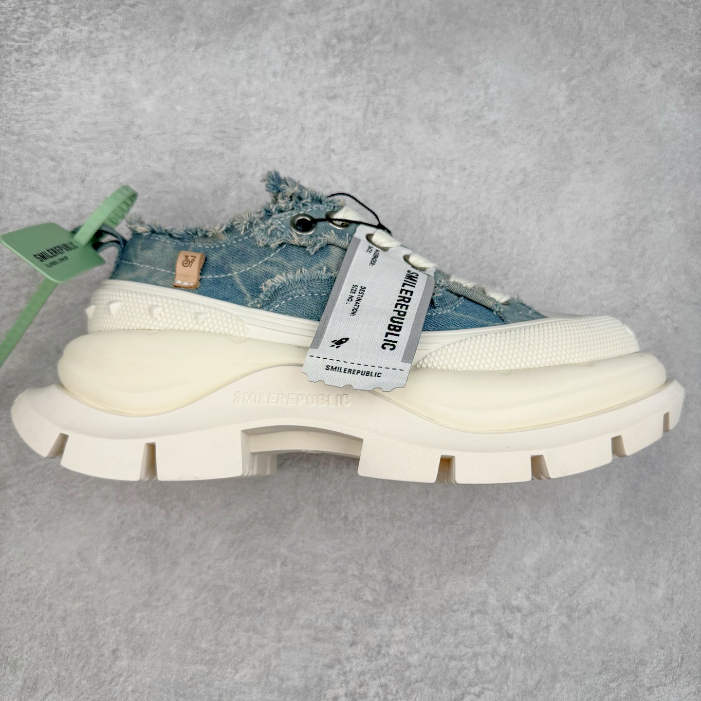 SMILEREPUBLIC 檀健次 老爹鞋2.0系列重磅来袭🔥🔥🔥采用了 水洗布 TPU贴盒大底厚底7cm大底轻盈又增高💯#SMILEREPUBLIC三周年#SMILEQUEEN#开口笑二代#厚底鞋#偏要高调#我的厚米鞋 三个色 黑白 全黑 全白 厚底软得像是自带弹簧，鞋型把整条腿衬得特别秀气，配中筒袜瞬间变身学院少女，，感觉脖子以下全是腿 ✅ 小红书爆款 李昀锐、于文文、大鹏、痞幼、苏醒、刘畊宏老师等～众多明星纷纷上脚👟尺码：35 36 37 38 39 40 41 42 43 44 45-选品中心