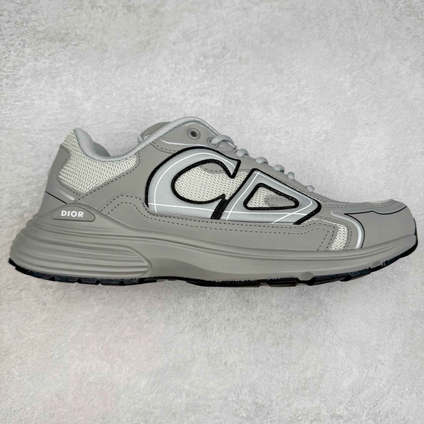 ＃福利特价 Dior B30 迪奥网眼织物低帮运动休闲鞋 该款系列采用黑网色眼织物白和色科技料面精心制 作饰以反光“CD30”图形标志 外格轻盈的刻雕效果橡胶鞋搭底配标志性点的缀提升格调 内弹部力细节塑造想理的舒适穿着体验可与各休式闲造型配搭 彰显尚时现代的运风动范 尺码：36 37 35 39 40 41 42 43 44 45-选品中心