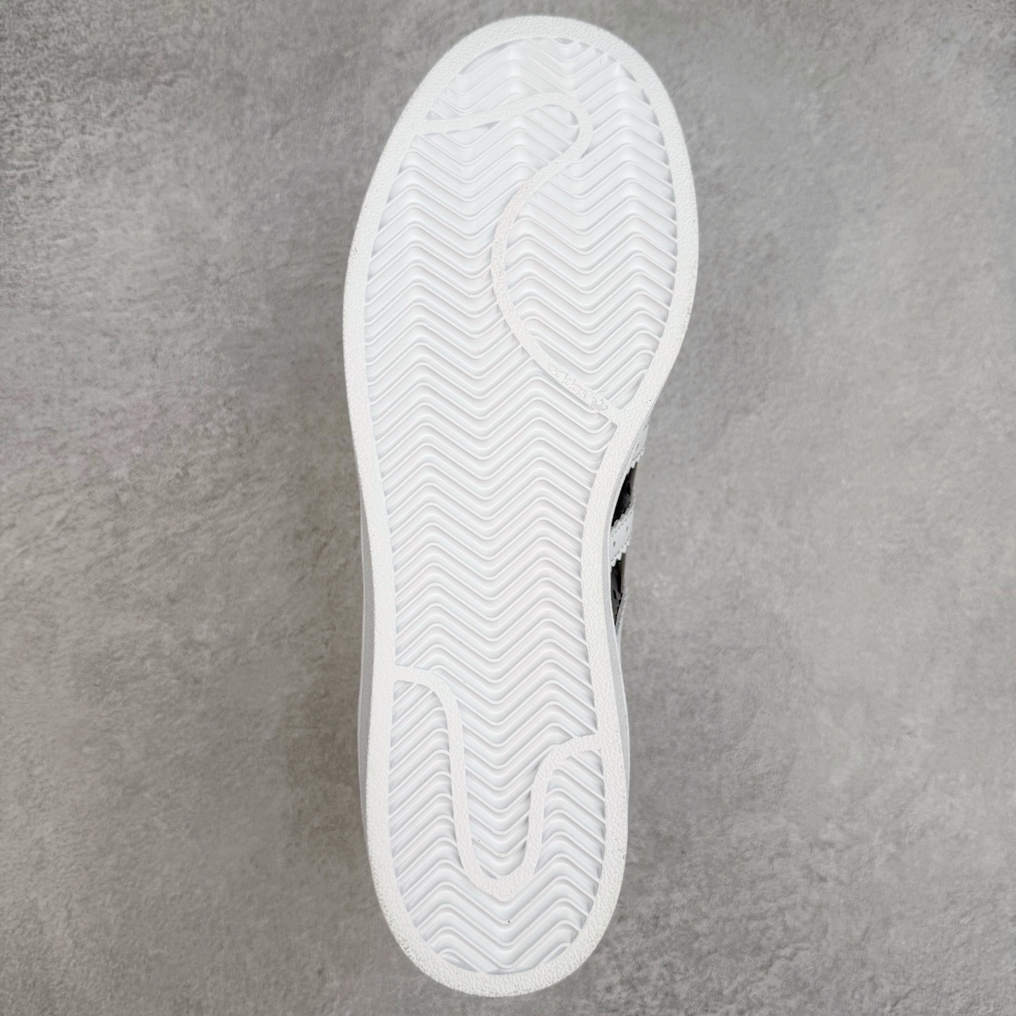 图片[9]-AD Originals Superstar 经典复古贝壳头板鞋 JQ8749 诞生于1969年 是第一双将全皮面鞋 身与橡胶鞋头结合在一起的低帮篮球鞋 Superstar最开始 是作为高帮篮球鞋Pro Model的低帮版本而出现的 但因为其独特和醒目的橡胶鞋头造型而让大家熟知 被大家形象地称为\\\”shelltoe\\\”贝壳头 在70年代的美国职业篮球场上 接近3/4的NBA球员都将这双Superstar作为场上用鞋 80年代之后 经过不断的改良和发展 Superstar逐渐成为横跨时装、音乐、街头文化、休闲和运动等各大领域的时尚潮鞋 尺码：36 36.5 37 38 38.5 39 40 40.5 41 42 42.5 43 44 44.5 45-选品中心