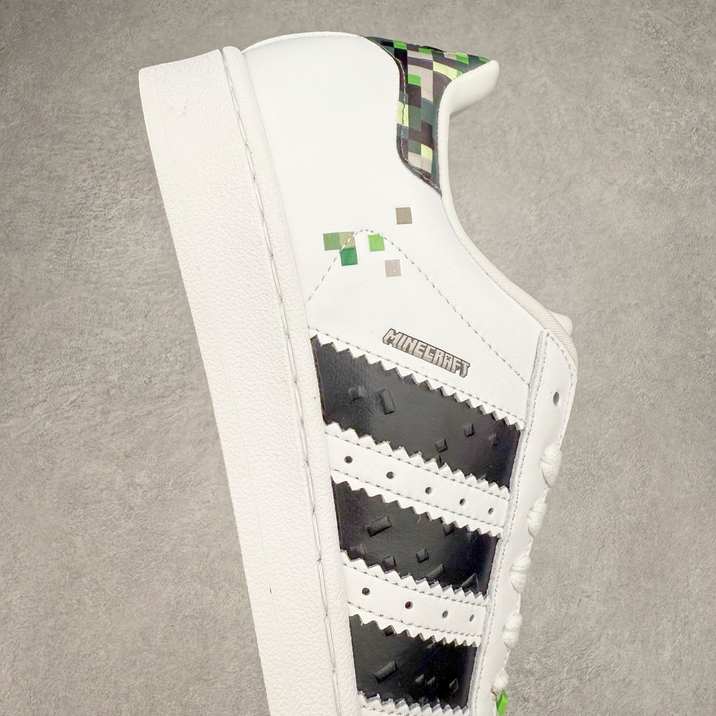 图片[6]-AD Originals Superstar 经典复古贝壳头板鞋 JQ8749 诞生于1969年 是第一双将全皮面鞋 身与橡胶鞋头结合在一起的低帮篮球鞋 Superstar最开始 是作为高帮篮球鞋Pro Model的低帮版本而出现的 但因为其独特和醒目的橡胶鞋头造型而让大家熟知 被大家形象地称为\\\”shelltoe\\\”贝壳头 在70年代的美国职业篮球场上 接近3/4的NBA球员都将这双Superstar作为场上用鞋 80年代之后 经过不断的改良和发展 Superstar逐渐成为横跨时装、音乐、街头文化、休闲和运动等各大领域的时尚潮鞋 尺码：36 36.5 37 38 38.5 39 40 40.5 41 42 42.5 43 44 44.5 45-选品中心