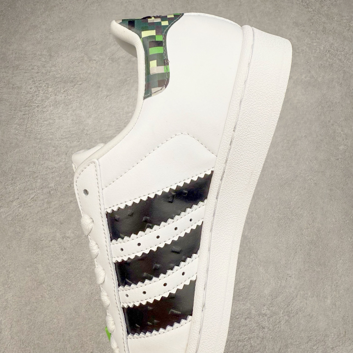 图片[7]-AD Originals Superstar 经典复古贝壳头板鞋 JQ8749 诞生于1969年 是第一双将全皮面鞋 身与橡胶鞋头结合在一起的低帮篮球鞋 Superstar最开始 是作为高帮篮球鞋Pro Model的低帮版本而出现的 但因为其独特和醒目的橡胶鞋头造型而让大家熟知 被大家形象地称为\\\”shelltoe\\\”贝壳头 在70年代的美国职业篮球场上 接近3/4的NBA球员都将这双Superstar作为场上用鞋 80年代之后 经过不断的改良和发展 Superstar逐渐成为横跨时装、音乐、街头文化、休闲和运动等各大领域的时尚潮鞋 尺码：36 36.5 37 38 38.5 39 40 40.5 41 42 42.5 43 44 44.5 45-选品中心