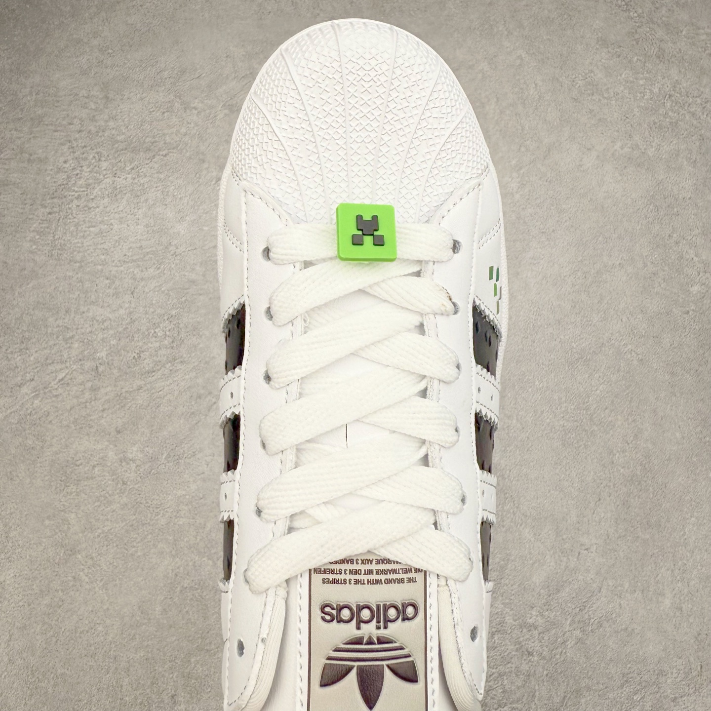 图片[4]-AD Originals Superstar 经典复古贝壳头板鞋 JQ8749 诞生于1969年 是第一双将全皮面鞋 身与橡胶鞋头结合在一起的低帮篮球鞋 Superstar最开始 是作为高帮篮球鞋Pro Model的低帮版本而出现的 但因为其独特和醒目的橡胶鞋头造型而让大家熟知 被大家形象地称为\\\”shelltoe\\\”贝壳头 在70年代的美国职业篮球场上 接近3/4的NBA球员都将这双Superstar作为场上用鞋 80年代之后 经过不断的改良和发展 Superstar逐渐成为横跨时装、音乐、街头文化、休闲和运动等各大领域的时尚潮鞋 尺码：36 36.5 37 38 38.5 39 40 40.5 41 42 42.5 43 44 44.5 45-选品中心