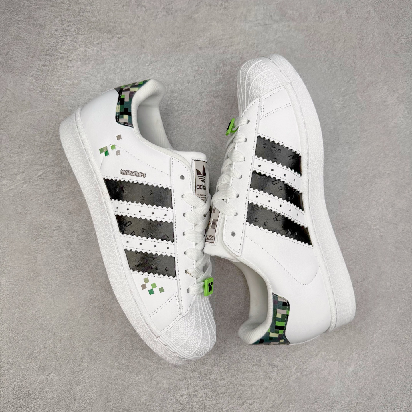 图片[3]-AD Originals Superstar 经典复古贝壳头板鞋 JQ8749 诞生于1969年 是第一双将全皮面鞋 身与橡胶鞋头结合在一起的低帮篮球鞋 Superstar最开始 是作为高帮篮球鞋Pro Model的低帮版本而出现的 但因为其独特和醒目的橡胶鞋头造型而让大家熟知 被大家形象地称为\\\”shelltoe\\\”贝壳头 在70年代的美国职业篮球场上 接近3/4的NBA球员都将这双Superstar作为场上用鞋 80年代之后 经过不断的改良和发展 Superstar逐渐成为横跨时装、音乐、街头文化、休闲和运动等各大领域的时尚潮鞋 尺码：36 36.5 37 38 38.5 39 40 40.5 41 42 42.5 43 44 44.5 45-选品中心