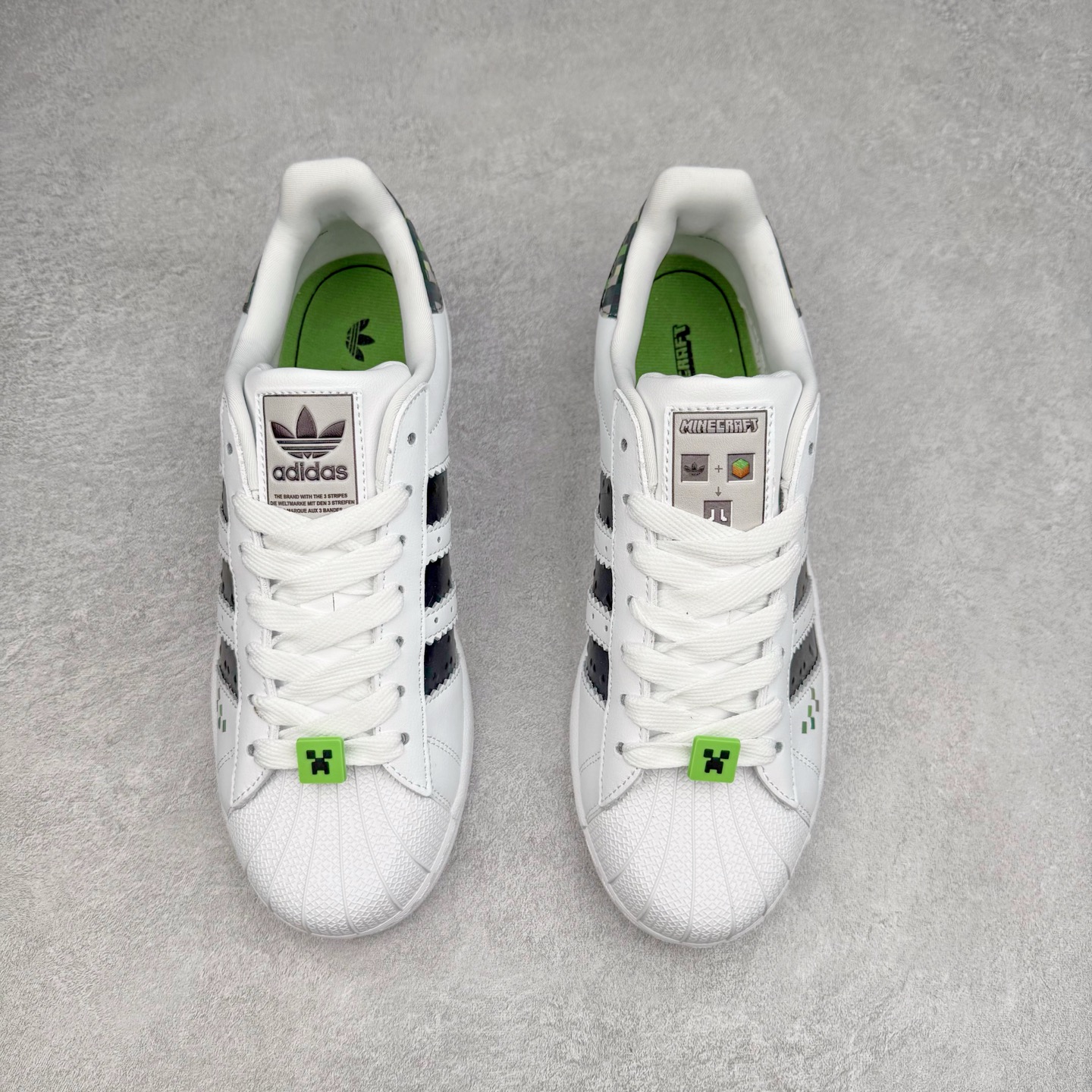 图片[2]-AD Originals Superstar 经典复古贝壳头板鞋 JQ8749 诞生于1969年 是第一双将全皮面鞋 身与橡胶鞋头结合在一起的低帮篮球鞋 Superstar最开始 是作为高帮篮球鞋Pro Model的低帮版本而出现的 但因为其独特和醒目的橡胶鞋头造型而让大家熟知 被大家形象地称为\\\”shelltoe\\\”贝壳头 在70年代的美国职业篮球场上 接近3/4的NBA球员都将这双Superstar作为场上用鞋 80年代之后 经过不断的改良和发展 Superstar逐渐成为横跨时装、音乐、街头文化、休闲和运动等各大领域的时尚潮鞋 尺码：36 36.5 37 38 38.5 39 40 40.5 41 42 42.5 43 44 44.5 45-选品中心