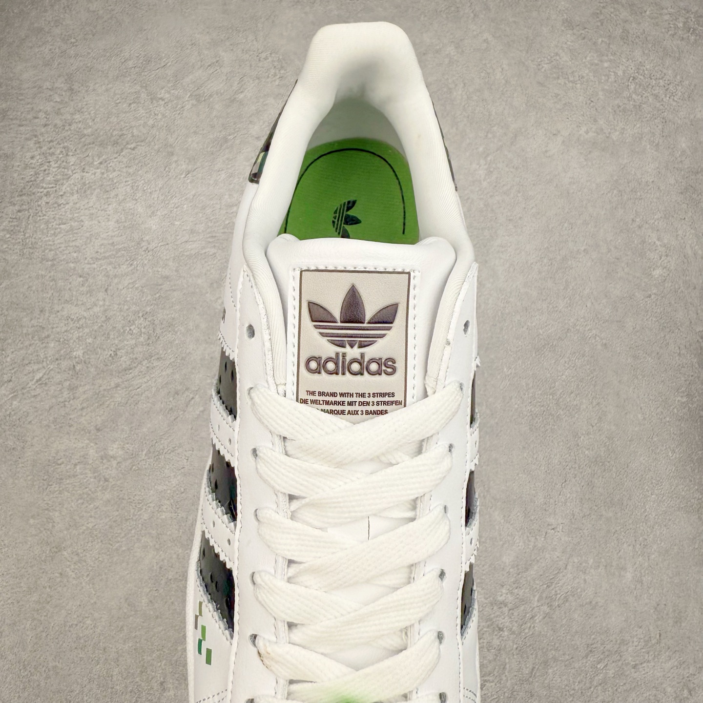 图片[5]-AD Originals Superstar 经典复古贝壳头板鞋 JQ8749 诞生于1969年 是第一双将全皮面鞋 身与橡胶鞋头结合在一起的低帮篮球鞋 Superstar最开始 是作为高帮篮球鞋Pro Model的低帮版本而出现的 但因为其独特和醒目的橡胶鞋头造型而让大家熟知 被大家形象地称为\\\”shelltoe\\\”贝壳头 在70年代的美国职业篮球场上 接近3/4的NBA球员都将这双Superstar作为场上用鞋 80年代之后 经过不断的改良和发展 Superstar逐渐成为横跨时装、音乐、街头文化、休闲和运动等各大领域的时尚潮鞋 尺码：36 36.5 37 38 38.5 39 40 40.5 41 42 42.5 43 44 44.5 45-选品中心