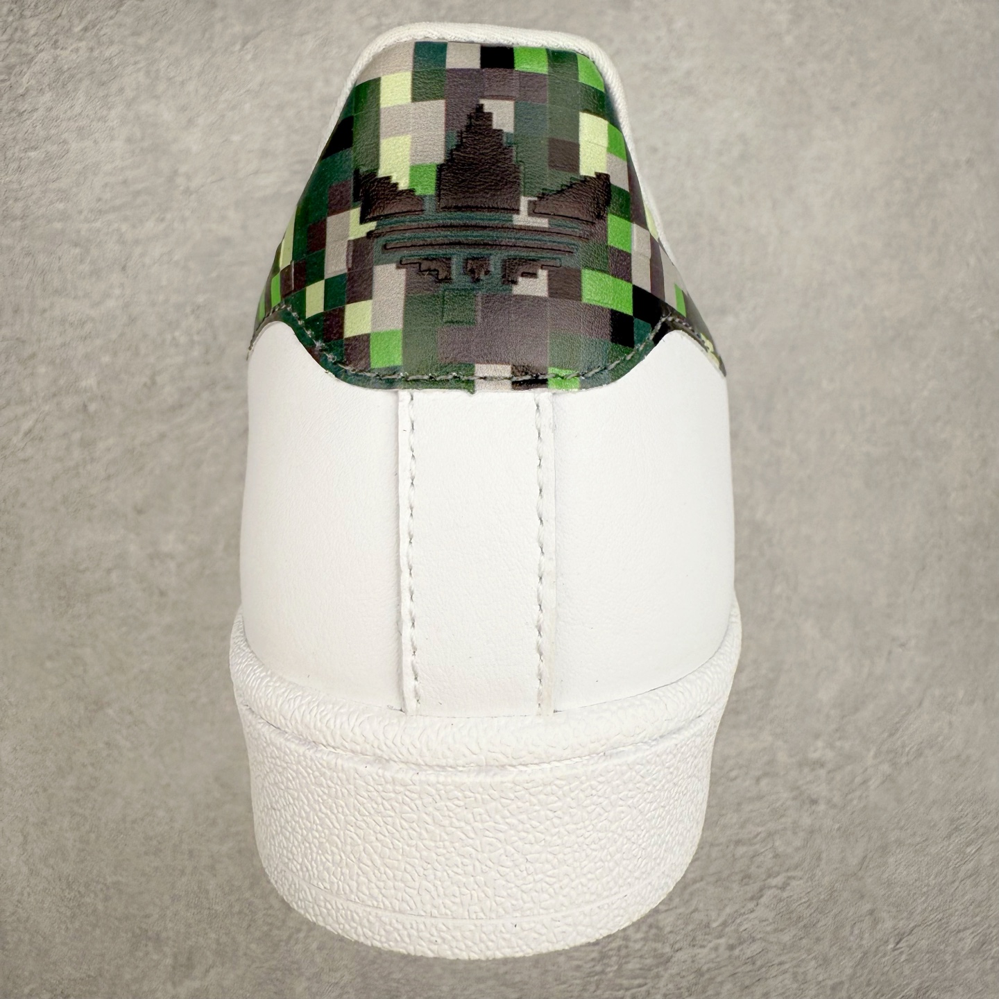 图片[8]-AD Originals Superstar 经典复古贝壳头板鞋 JQ8749 诞生于1969年 是第一双将全皮面鞋 身与橡胶鞋头结合在一起的低帮篮球鞋 Superstar最开始 是作为高帮篮球鞋Pro Model的低帮版本而出现的 但因为其独特和醒目的橡胶鞋头造型而让大家熟知 被大家形象地称为\\\”shelltoe\\\”贝壳头 在70年代的美国职业篮球场上 接近3/4的NBA球员都将这双Superstar作为场上用鞋 80年代之后 经过不断的改良和发展 Superstar逐渐成为横跨时装、音乐、街头文化、休闲和运动等各大领域的时尚潮鞋 尺码：36 36.5 37 38 38.5 39 40 40.5 41 42 42.5 43 44 44.5 45-选品中心