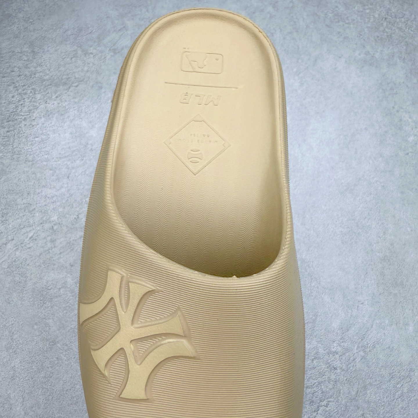 图片[5]-MLB baseball League Slippers 美国榄球洋基队限定字母拖百搭潮流款情侣休闲运动拖鞋 正确全新开发高弹PU鞋底 区别市面套底版本#鞋面采用环保复合去臭材质 尺码：36 36.5 37 38 38.5 39 40 41 42 42.5 43 44-选品中心