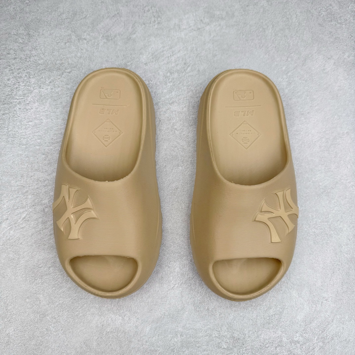 图片[2]-MLB baseball League Slippers 美国榄球洋基队限定字母拖百搭潮流款情侣休闲运动拖鞋 正确全新开发高弹PU鞋底 区别市面套底版本#鞋面采用环保复合去臭材质 尺码：36 36.5 37 38 38.5 39 40 41 42 42.5 43 44-选品中心