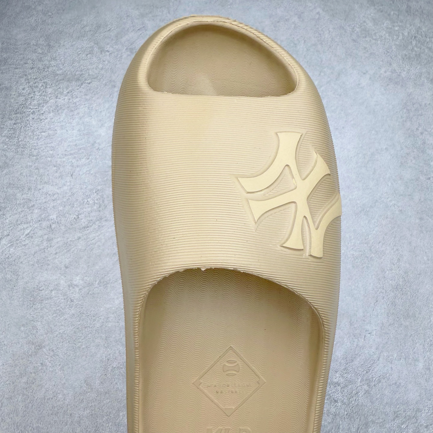 图片[4]-MLB baseball League Slippers 美国榄球洋基队限定字母拖百搭潮流款情侣休闲运动拖鞋 正确全新开发高弹PU鞋底 区别市面套底版本#鞋面采用环保复合去臭材质 尺码：36 36.5 37 38 38.5 39 40 41 42 42.5 43 44-选品中心