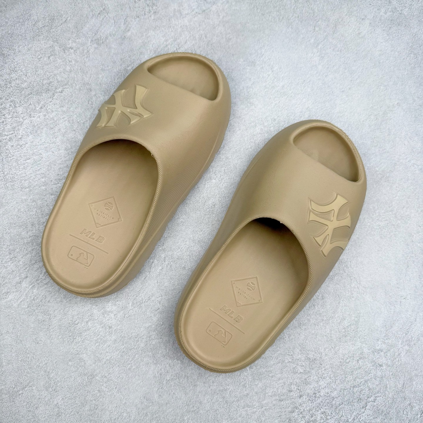 图片[3]-MLB baseball League Slippers 美国榄球洋基队限定字母拖百搭潮流款情侣休闲运动拖鞋 正确全新开发高弹PU鞋底 区别市面套底版本#鞋面采用环保复合去臭材质 尺码：36 36.5 37 38 38.5 39 40 41 42 42.5 43 44-选品中心