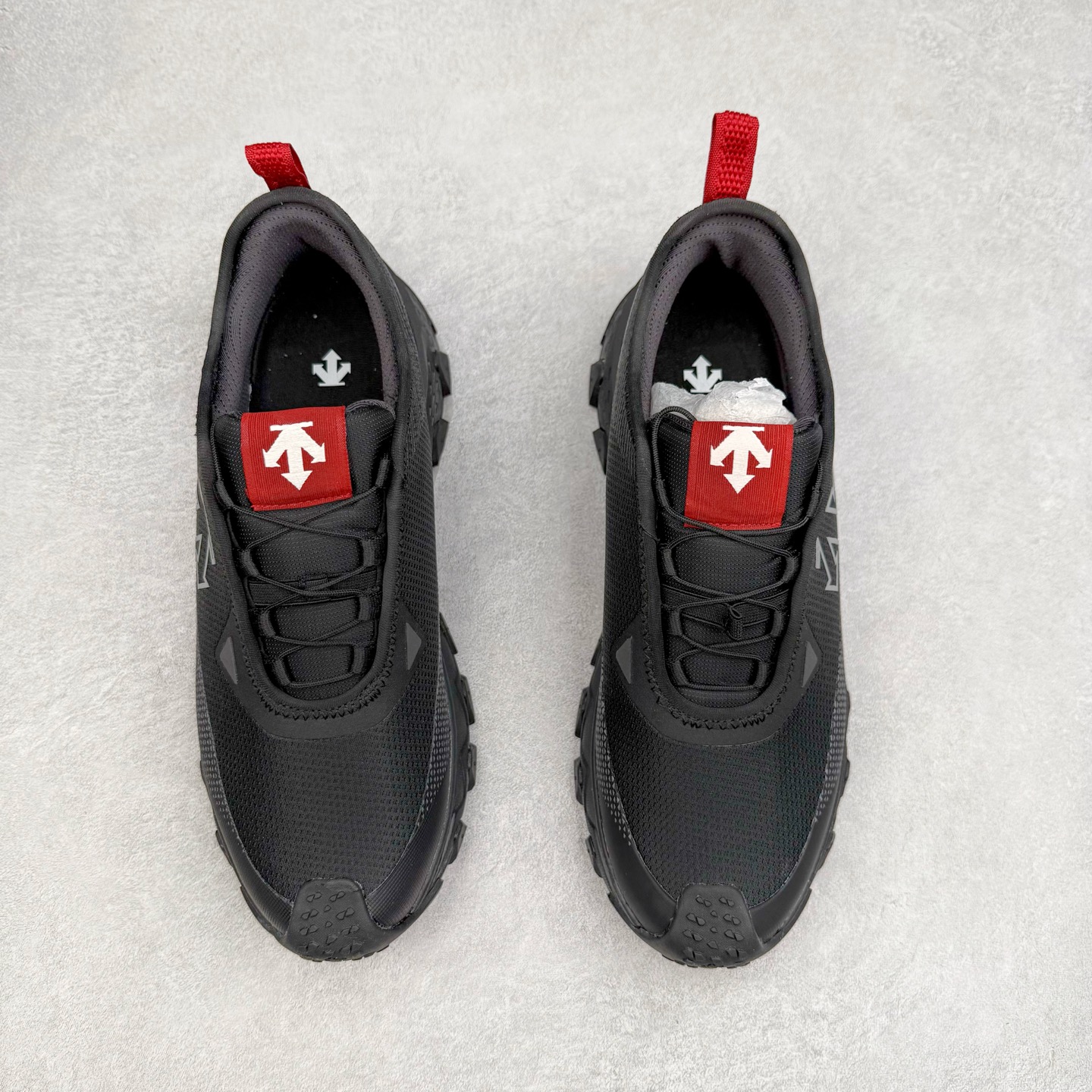 图片[2]-DESCENTE SKI STYLE SNOW RIDE 迪桑特舒适防滑耐磨低帮生活休闲鞋 DESCENTE（迪桑特）创立于1935年，品牌名取自法语词汇，意为“滑降”。品牌箭头标识代表滑雪的三种技术“高速直线滑行”、“穿越”和“侧滑”，也寓意品牌在打造高端专业运动产品中不断追求完美的创新精神，致力于成为中国高端专业滑雪、综训、女子、铁人三项、高尔夫的第一品牌。尺码：39 40 40.5 41 42 42.5 43 44 44.5 45-选品中心