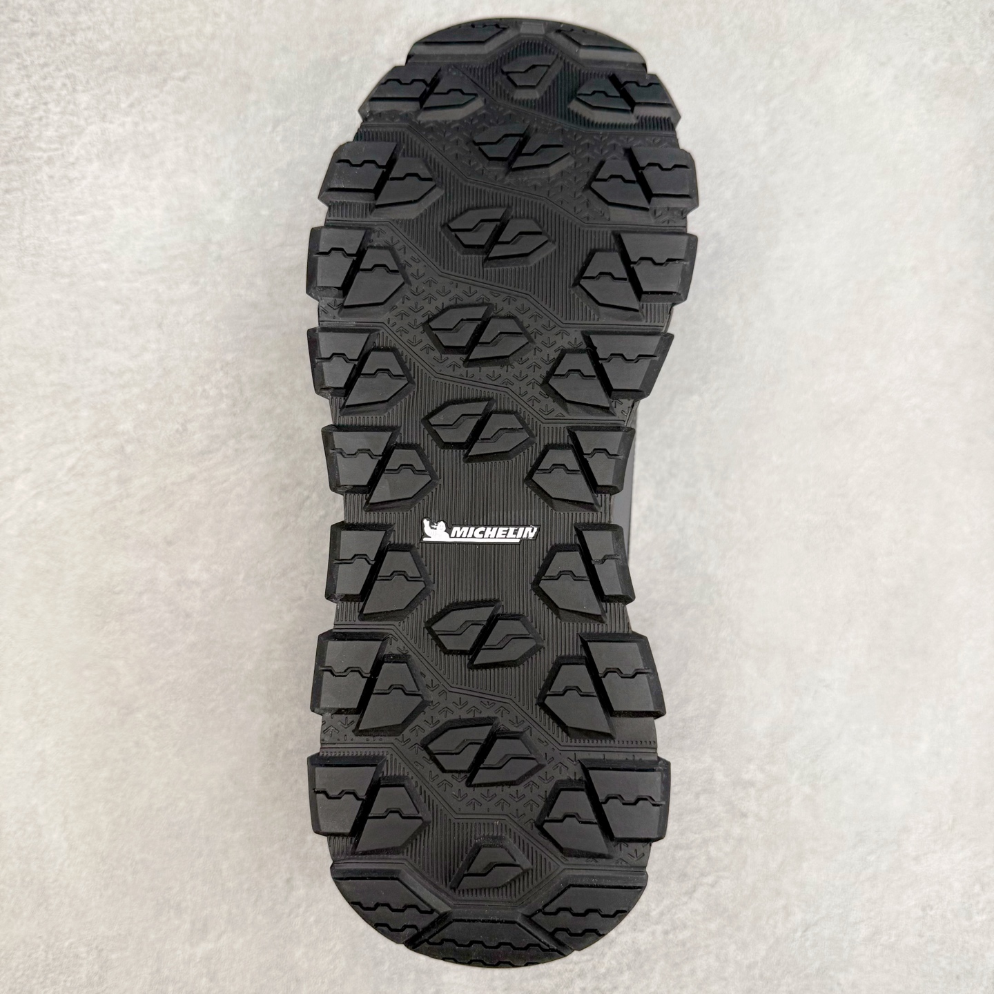 图片[9]-DESCENTE SKI STYLE SNOW RIDE 迪桑特舒适防滑耐磨低帮生活休闲鞋 DESCENTE（迪桑特）创立于1935年，品牌名取自法语词汇，意为“滑降”。品牌箭头标识代表滑雪的三种技术“高速直线滑行”、“穿越”和“侧滑”，也寓意品牌在打造高端专业运动产品中不断追求完美的创新精神，致力于成为中国高端专业滑雪、综训、女子、铁人三项、高尔夫的第一品牌。尺码：39 40 40.5 41 42 42.5 43 44 44.5 45-选品中心