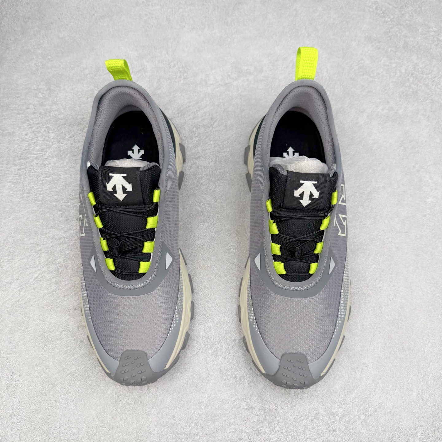 图片[2]-DESCENTE SKI STYLE SNOW RIDE 迪桑特舒适防滑耐磨低帮生活休闲鞋 DESCENTE（迪桑特）创立于1935年，品牌名取自法语词汇，意为“滑降”。品牌箭头标识代表滑雪的三种技术“高速直线滑行”、“穿越”和“侧滑”，也寓意品牌在打造高端专业运动产品中不断追求完美的创新精神，致力于成为中国高端专业滑雪、综训、女子、铁人三项、高尔夫的第一品牌。尺码：39 40 40.5 41 42 42.5 43 44 44.5 45-选品中心