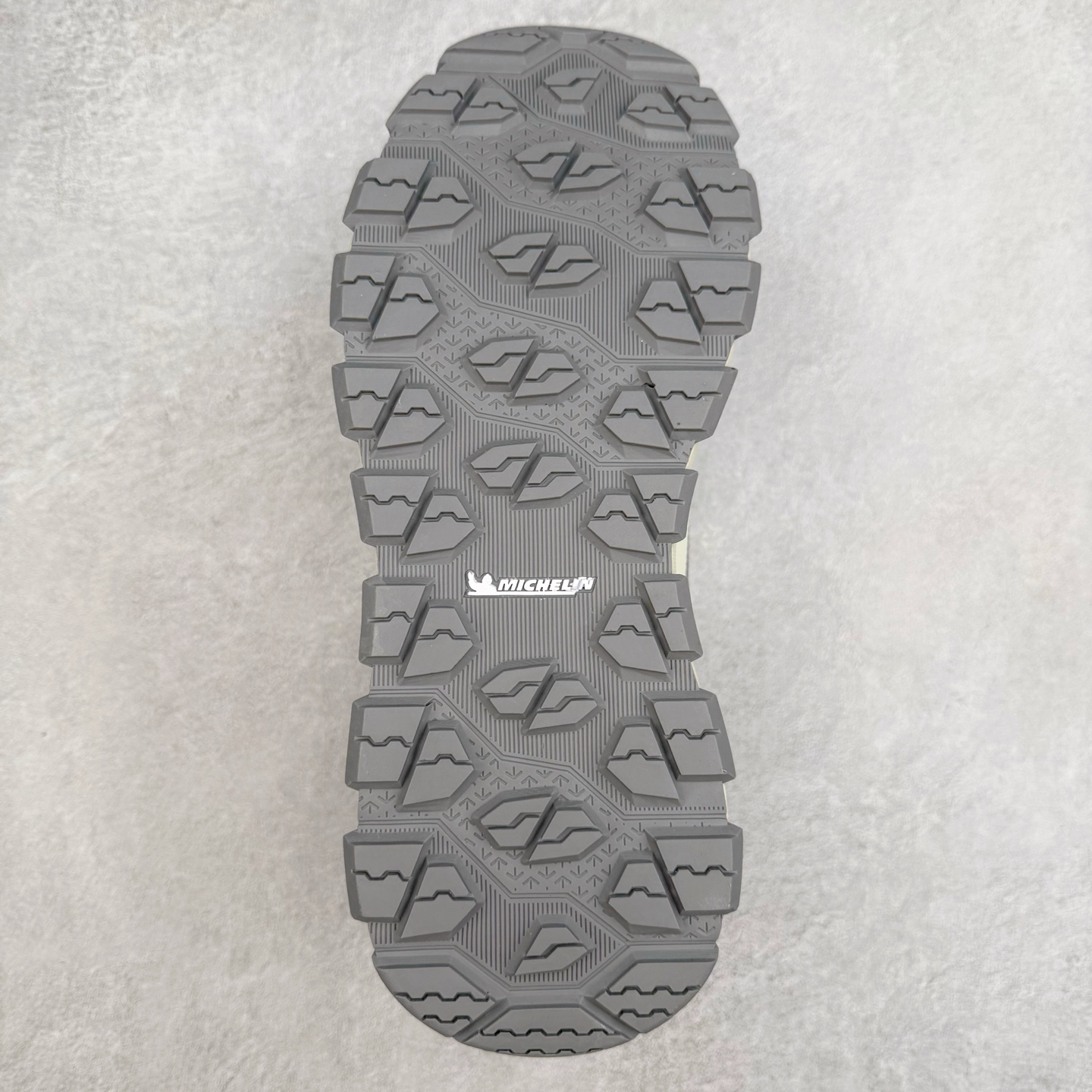 图片[9]-DESCENTE SKI STYLE SNOW RIDE 迪桑特舒适防滑耐磨低帮生活休闲鞋 DESCENTE（迪桑特）创立于1935年，品牌名取自法语词汇，意为“滑降”。品牌箭头标识代表滑雪的三种技术“高速直线滑行”、“穿越”和“侧滑”，也寓意品牌在打造高端专业运动产品中不断追求完美的创新精神，致力于成为中国高端专业滑雪、综训、女子、铁人三项、高尔夫的第一品牌。尺码：39 40 40.5 41 42 42.5 43 44 44.5 45-选品中心