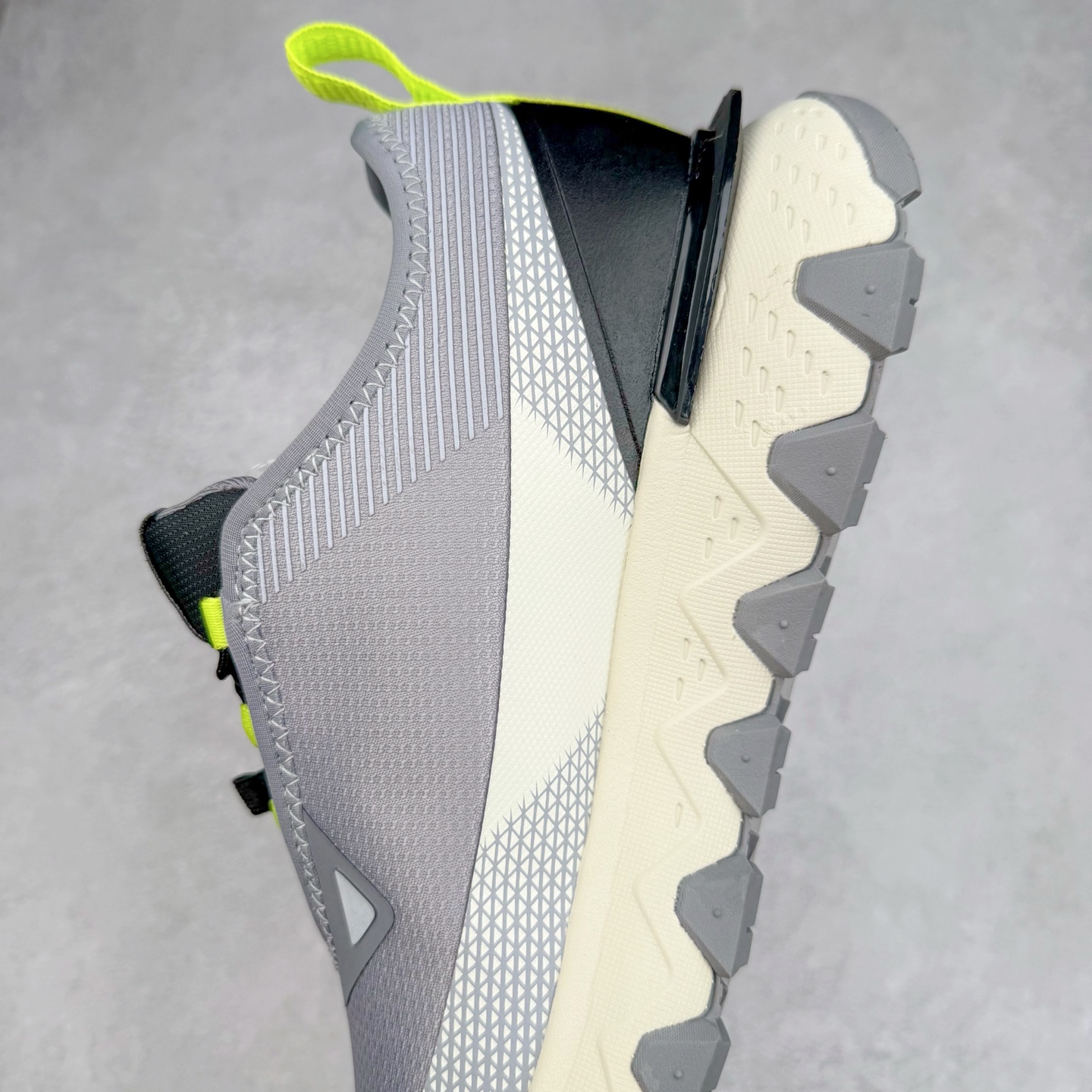 图片[7]-DESCENTE SKI STYLE SNOW RIDE 迪桑特舒适防滑耐磨低帮生活休闲鞋 DESCENTE（迪桑特）创立于1935年，品牌名取自法语词汇，意为“滑降”。品牌箭头标识代表滑雪的三种技术“高速直线滑行”、“穿越”和“侧滑”，也寓意品牌在打造高端专业运动产品中不断追求完美的创新精神，致力于成为中国高端专业滑雪、综训、女子、铁人三项、高尔夫的第一品牌。尺码：39 40 40.5 41 42 42.5 43 44 44.5 45-选品中心