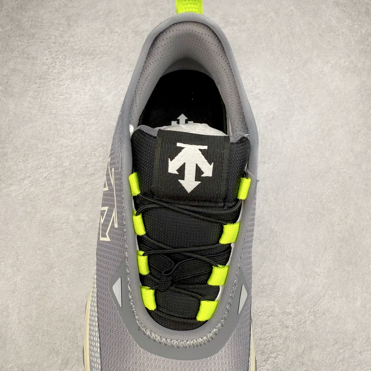 图片[5]-DESCENTE SKI STYLE SNOW RIDE 迪桑特舒适防滑耐磨低帮生活休闲鞋 DESCENTE（迪桑特）创立于1935年，品牌名取自法语词汇，意为“滑降”。品牌箭头标识代表滑雪的三种技术“高速直线滑行”、“穿越”和“侧滑”，也寓意品牌在打造高端专业运动产品中不断追求完美的创新精神，致力于成为中国高端专业滑雪、综训、女子、铁人三项、高尔夫的第一品牌。尺码：39 40 40.5 41 42 42.5 43 44 44.5 45-选品中心