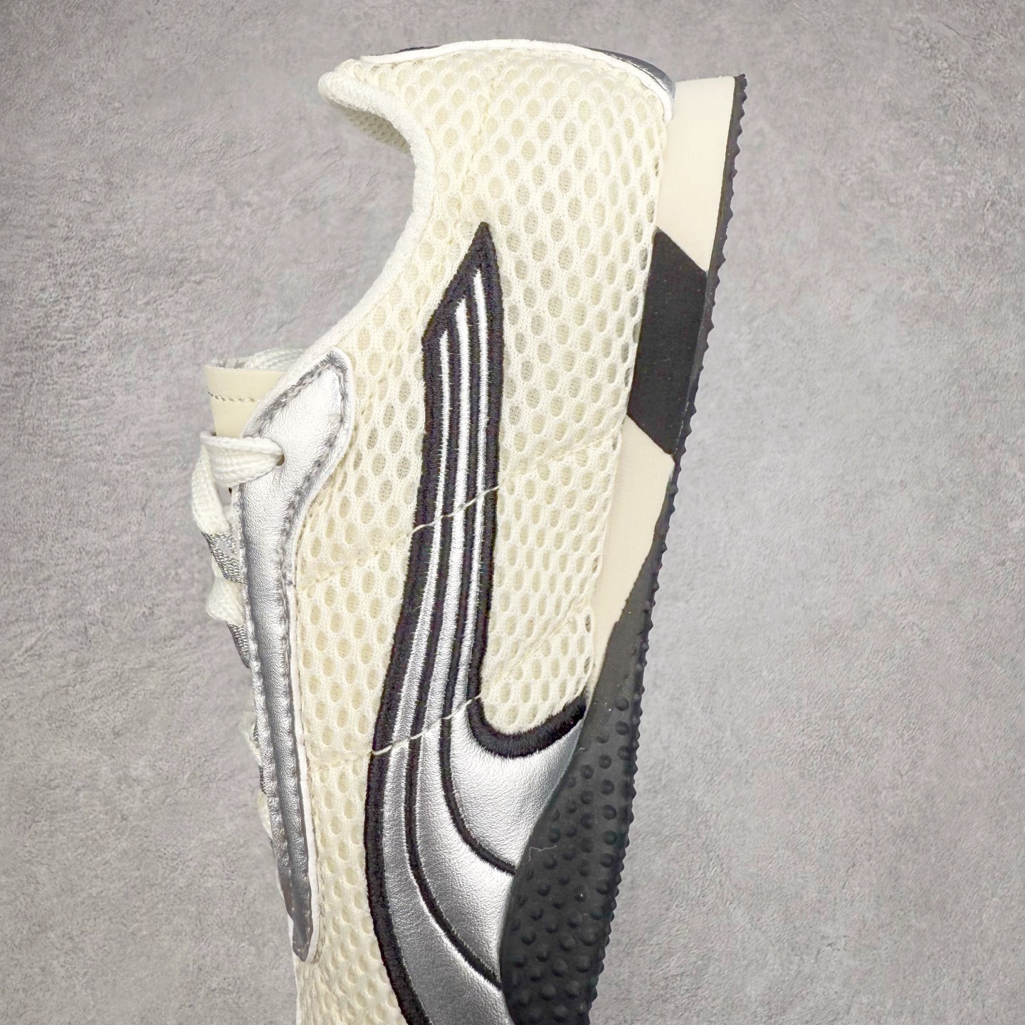 图片[7]-＃TG特价福利 PUMA Speedca OG 彪马极速赛车系列低帮德训风拼接复古百搭休闲运动赛车鞋 鞋款从80、90年代赛车手所穿的防火赛车鞋为原型，鞋身线条模仿了赛车的流线廓形，体现了空气动力学原理的结构。简约流畅的外观，恰好又和贯穿其中的Formstrip Logo融合恰到好处，视觉上细节丰富且协调。本次Speedcat OG鞋款归来，最大看点自然式保留了窄版鞋型以及薄底构造。这两年各品牌鞋底越做越厚，Speedcat反其道而行之，上脚几乎无鞋底的效果带来耳目一新的视觉体验。鞋面依旧是以质感细腻的麂皮材质打造，并且大面积近乎全包裹的使用，复古味道也愈发浓烈。配色上更是将最原始的黑色和红色带回，向F1赛车队的标志性队服致敬。相信让各位一眼种草的更多是出挑的大红色，上脚即可瞬间点亮整体造型，在以球鞋为核心的OOTD中脱颖而出。而另一款黑色则是低调的万金油，彰显新潮个性的同时又不喧宾夺主，也是热爱简约系穿搭朋友的首选。 尺码：35.5 36 37 37.5 38 38.5 39 40 40.5 41 42 42.5 43 44 44.5 45-选品中心